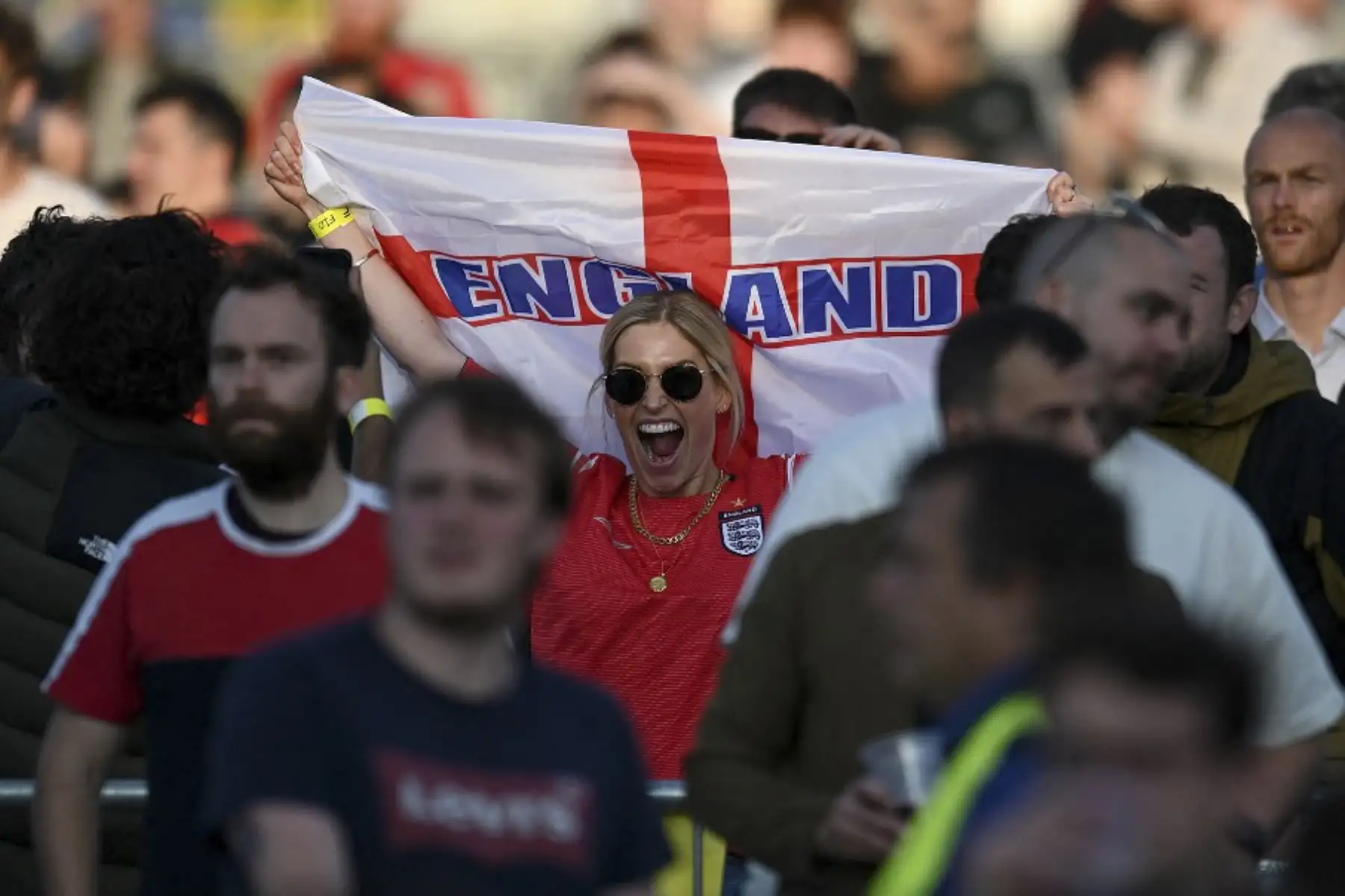Los seguidores de Inglaterra reaccionan en el 4TheFans Fan Park en Manchester, mientras ven el partido de fútbol de la UEFA EURO 2020 entre Inglaterra y la República Checa, que se jugará en Londres el 22 de junio de 2021. Foto: AFP