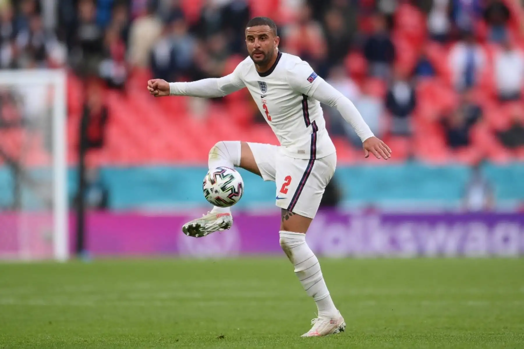 El defensor de Inglaterra Kyle Walker controla el balón durante el partido de fútbol del Grupo D de la UEFA EURO 2020 entre la República Checa e Inglaterra en el estadio de Wembley en Londres el 22 de junio de 2021. Foto: AFP