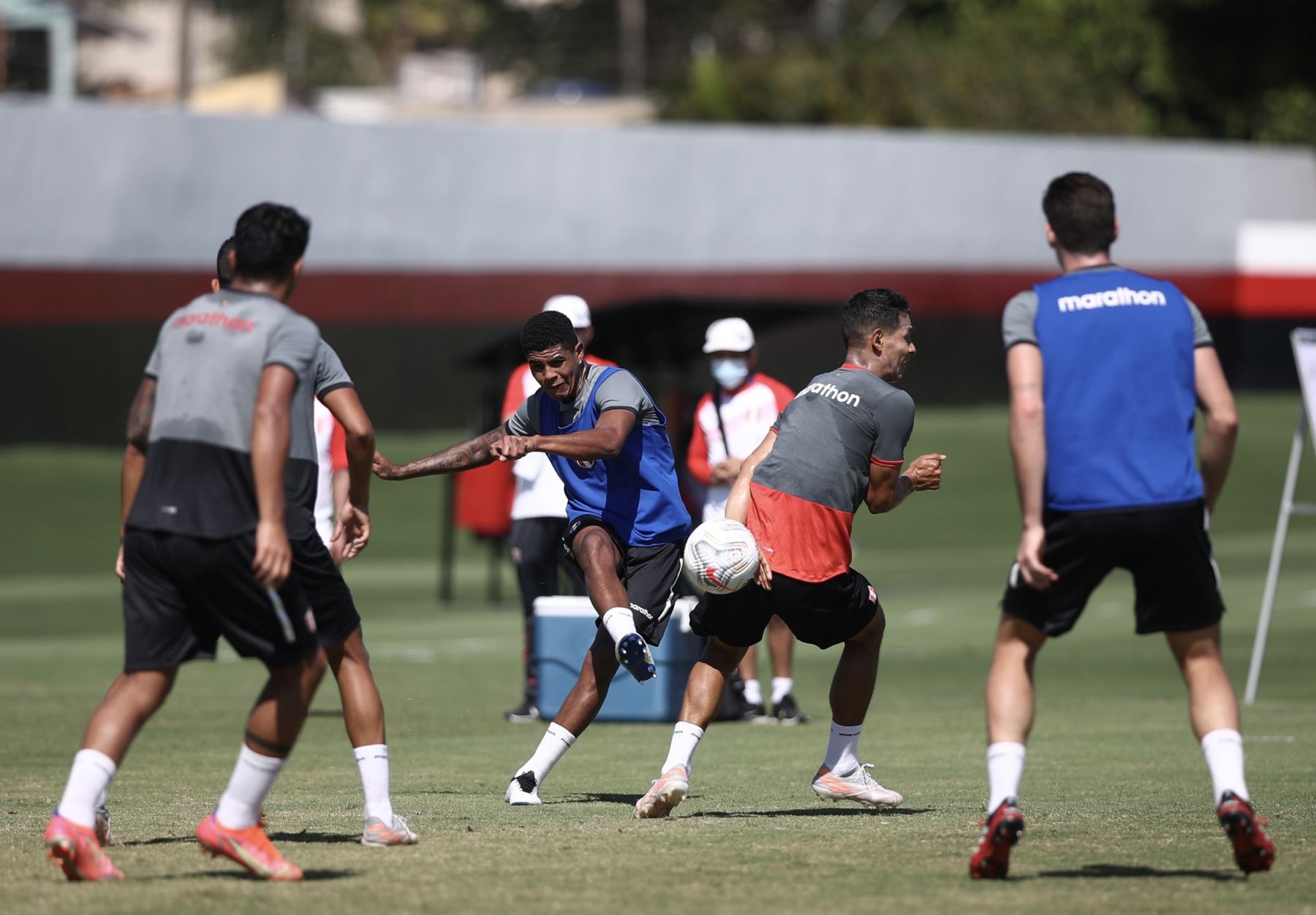 La selección peruana realizó su entrenamiento con miras a enfrentar mañana a Ecuador