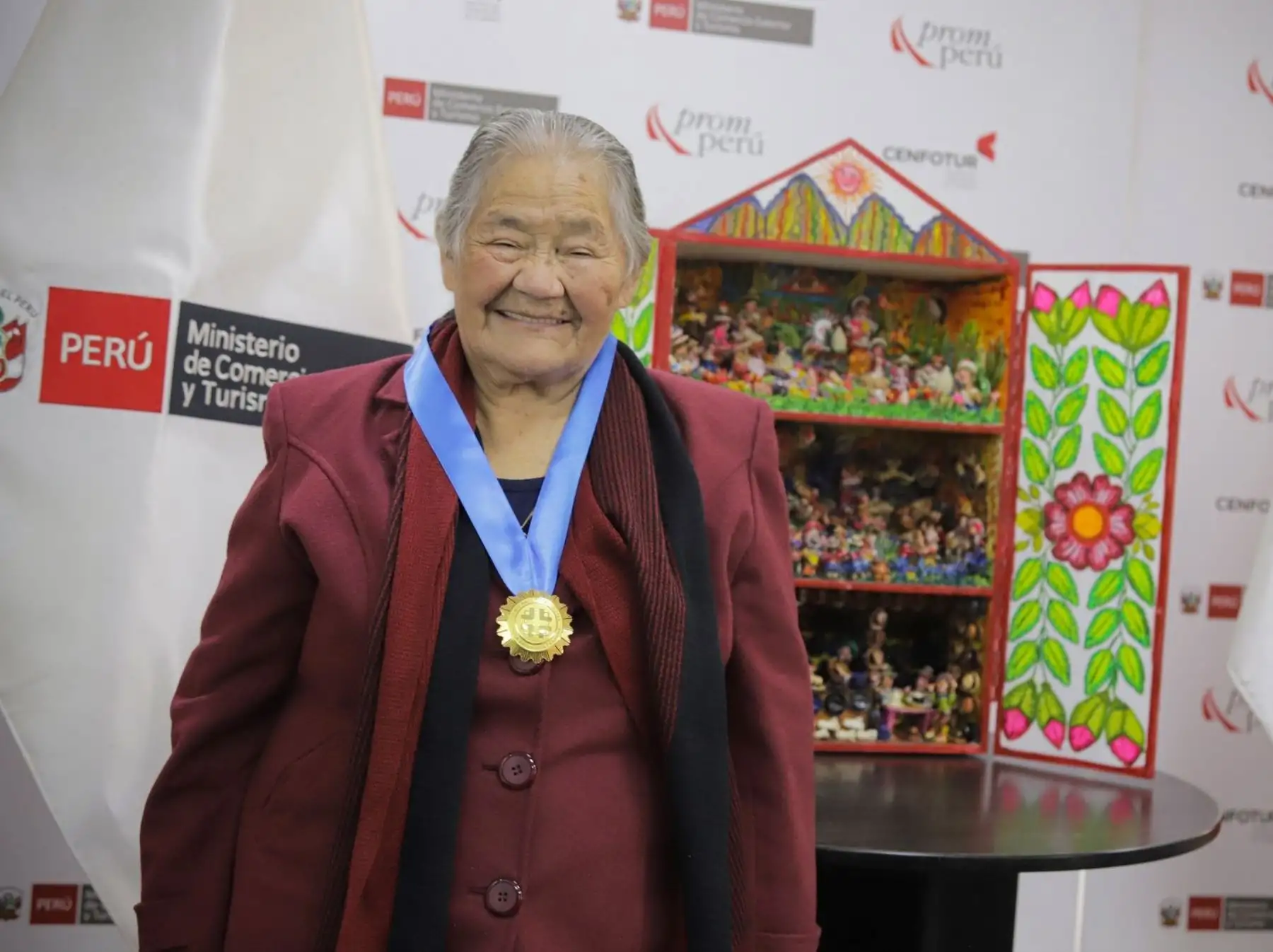 El Ministerio de Cultura distinguió como Personalidad Meritoria de la Cultura 2022 a la notable artesana cusqueña Genoveva Núñez Herrera, por ser una destacada maestra en pintura e imaginaria tradicional del centro sur andino y, en especial, del retablo ayacuchano.