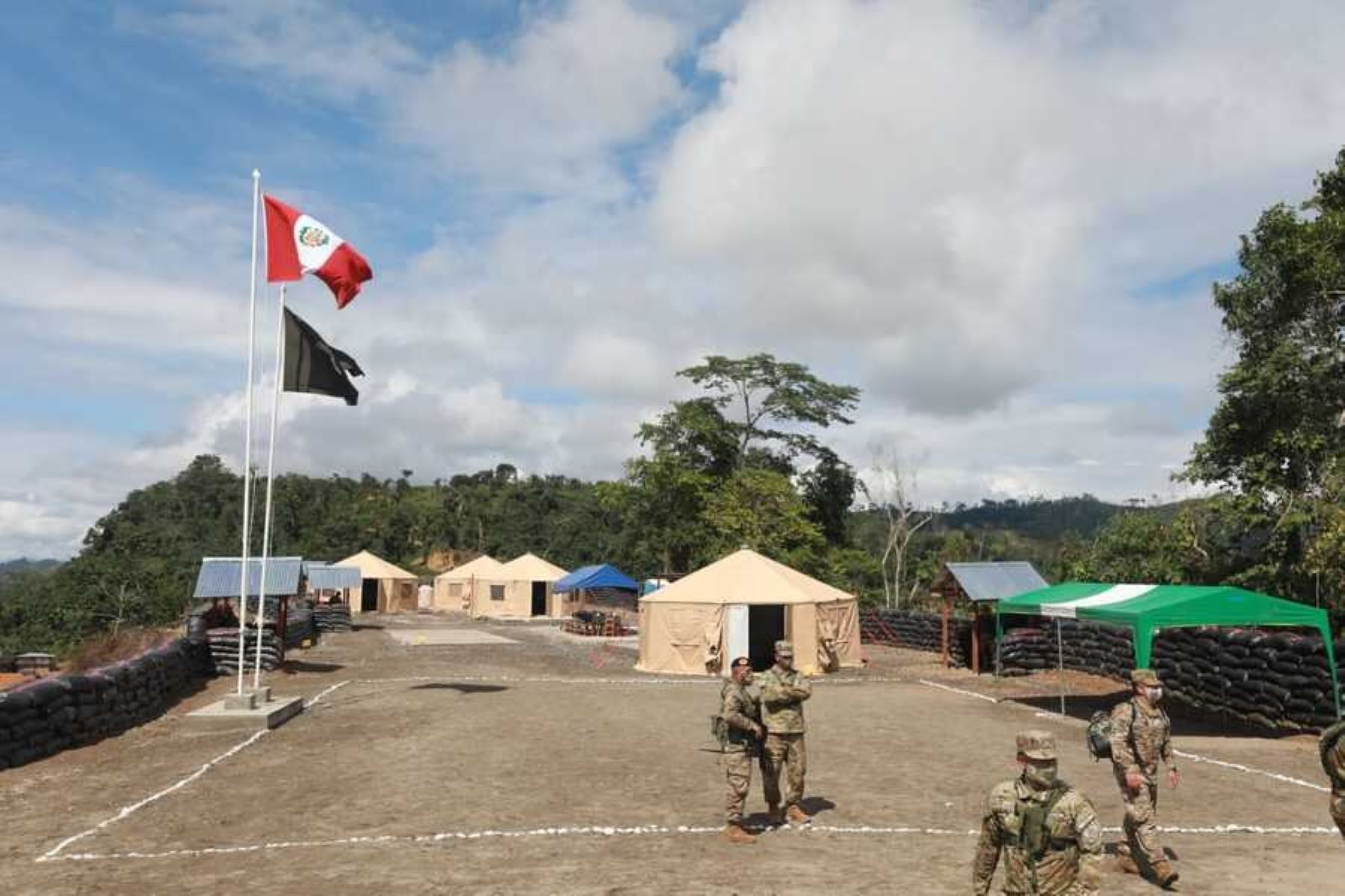 Ministra de Defensa inauguró una base militar contraterrorista en San Miguel del Ene.