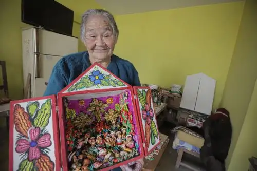 Genoveva Núñez, retablista cusqueña reconocida como Amauta de la Artesanía Peruana en el año 2020, por su brillante trayectoria y legado. ANDINA/Difusión