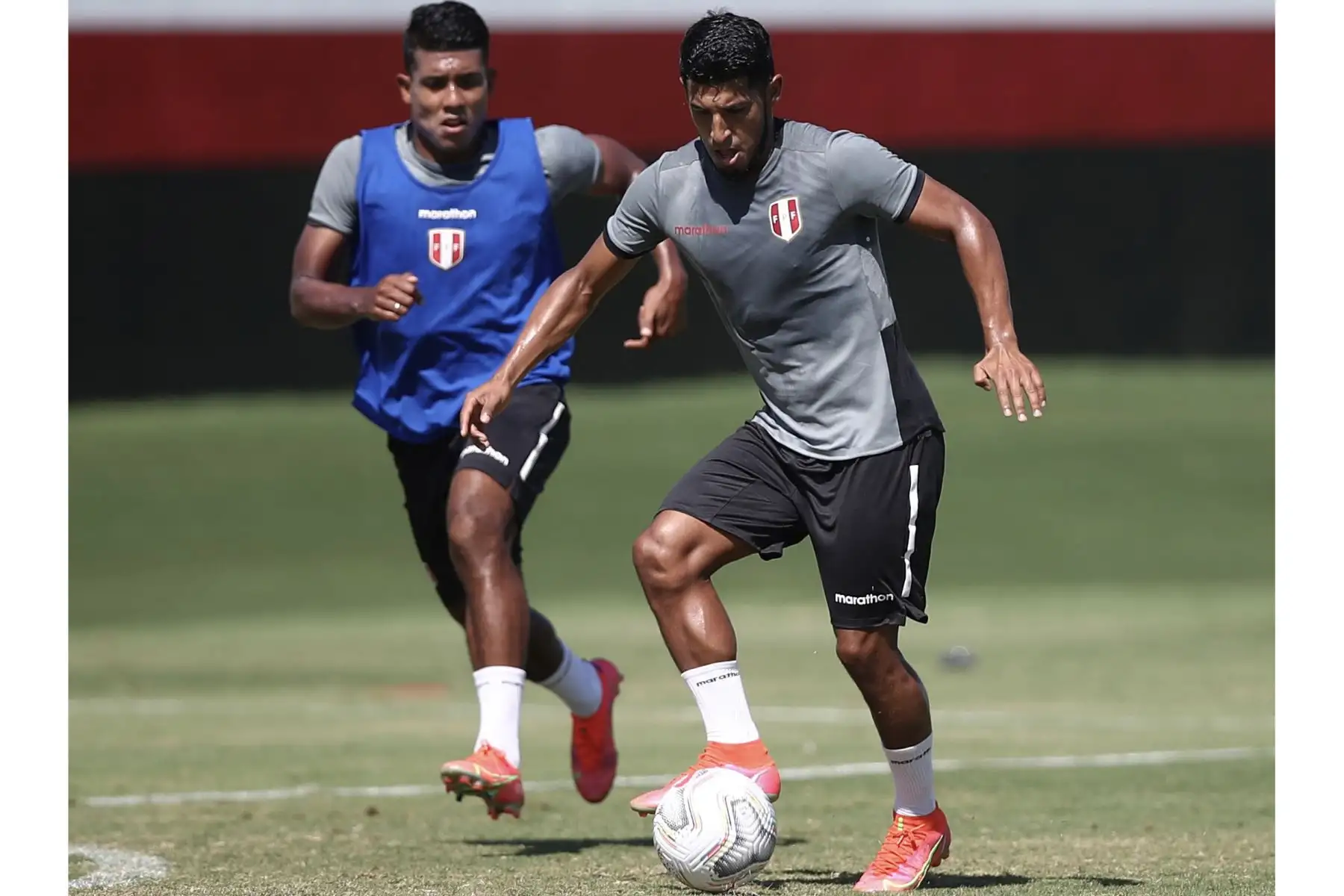A un día del duelo ante Ecuador, la selección peruana continuó con su preparación en el campo de entrenamiento del Atlético Goianense con la mira puesta en afrontar su tercer encuentro en esta Copa América 2021.
Foto: Selección Nacional