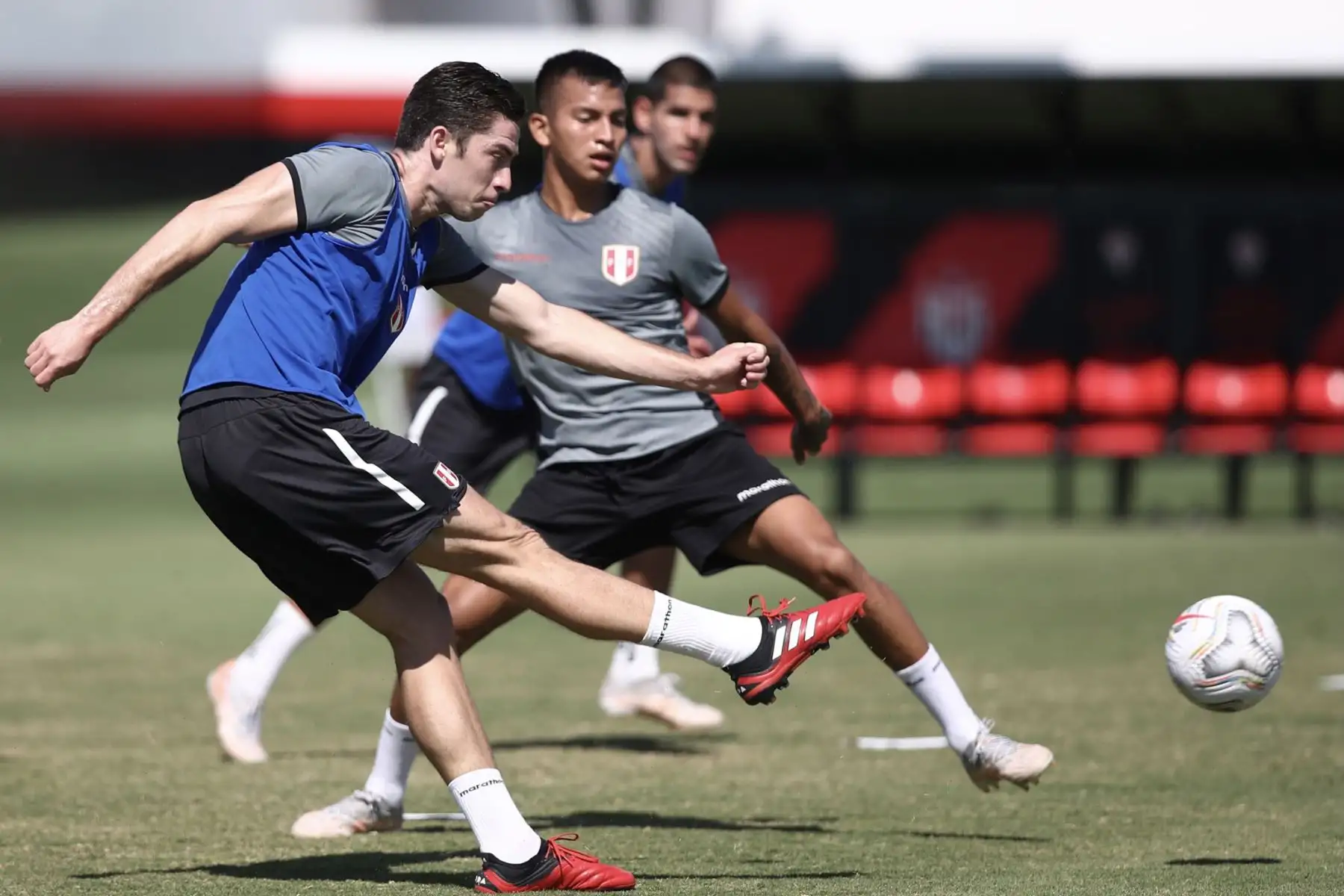 A un día del duelo ante Ecuador, la selección peruana continuó con su preparación en el campo de entrenamiento del Atlético Goianense con la mira puesta en afrontar su tercer encuentro en esta Copa América 2021.
Foto: Selección Nacional