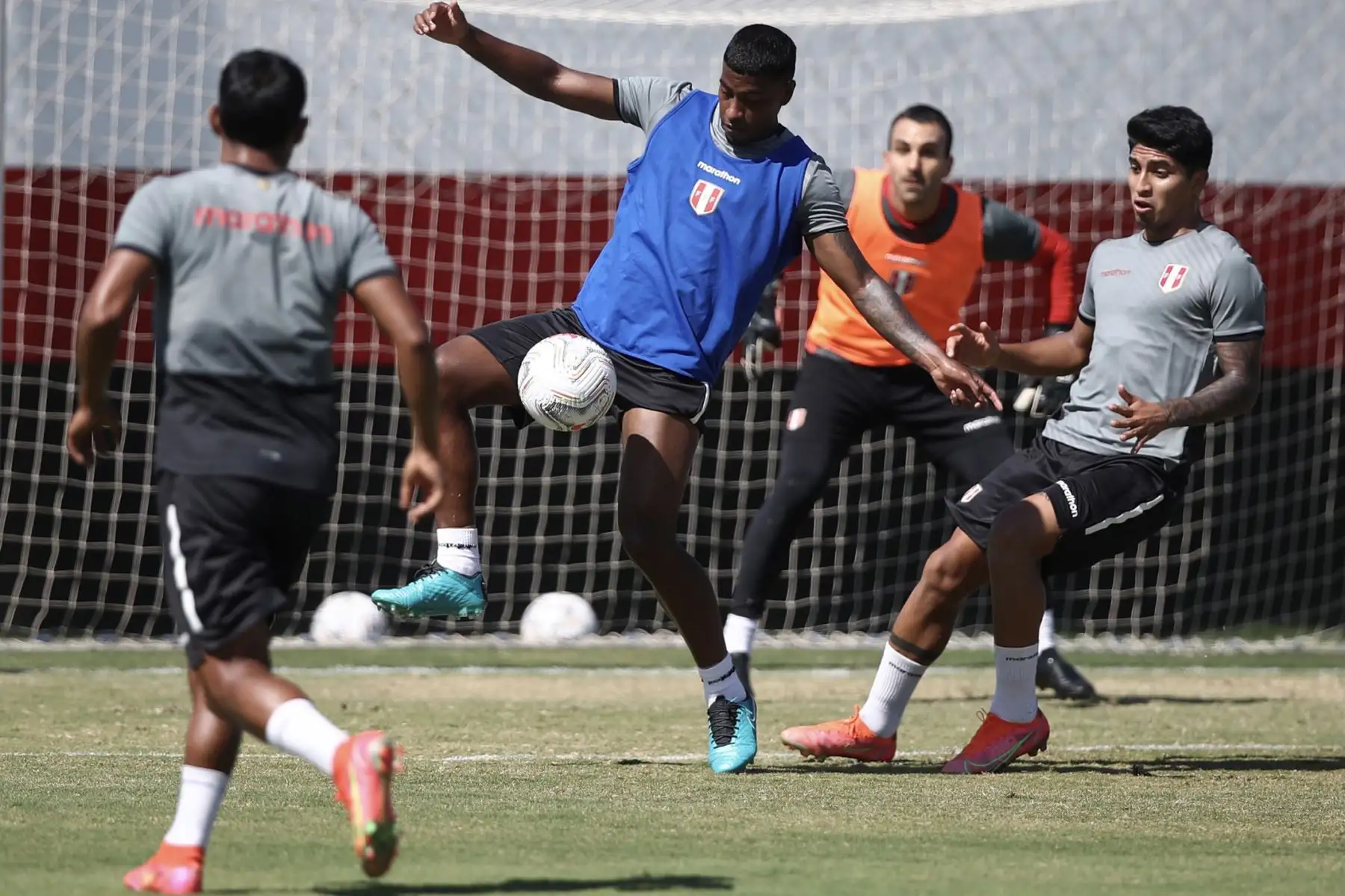 A un día del duelo ante Ecuador, la selección peruana continuó con su preparación en el campo de entrenamiento del Atlético Goianense con la mira puesta en afrontar su tercer encuentro en esta Copa América 2021.
Foto: Selección Peruana