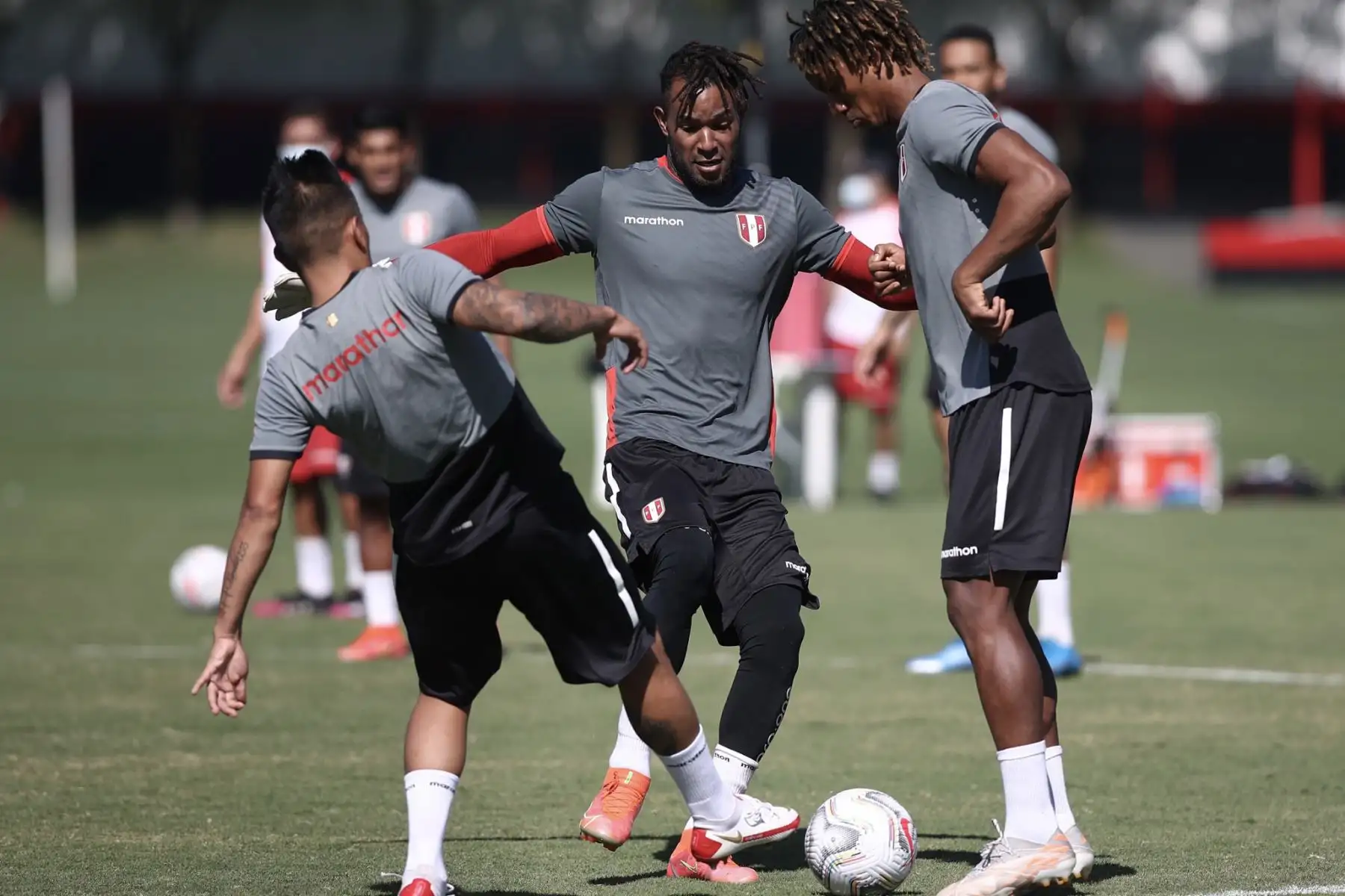 A un día del duelo ante Ecuador, la selección peruana continuó con su preparación en el campo de entrenamiento del Atlético Goianense con la mira puesta en afrontar su tercer encuentro en esta Copa América 2021. En la imagen André Carillo.
Foto: Selección Peruana