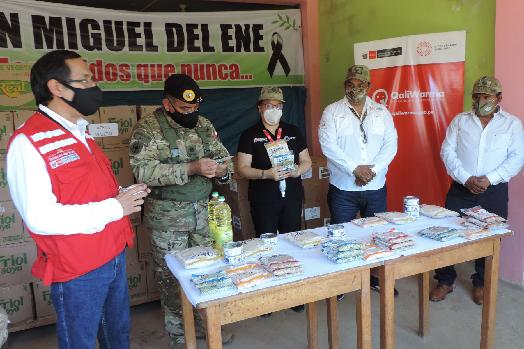 Ministra Silvana Vargas supervisó en Vizcatán del Ene la entrega de 10.37 toneladas de alimentos de Qali Warma a 1800 personas vulnerables. Foto: Midis/Difusión