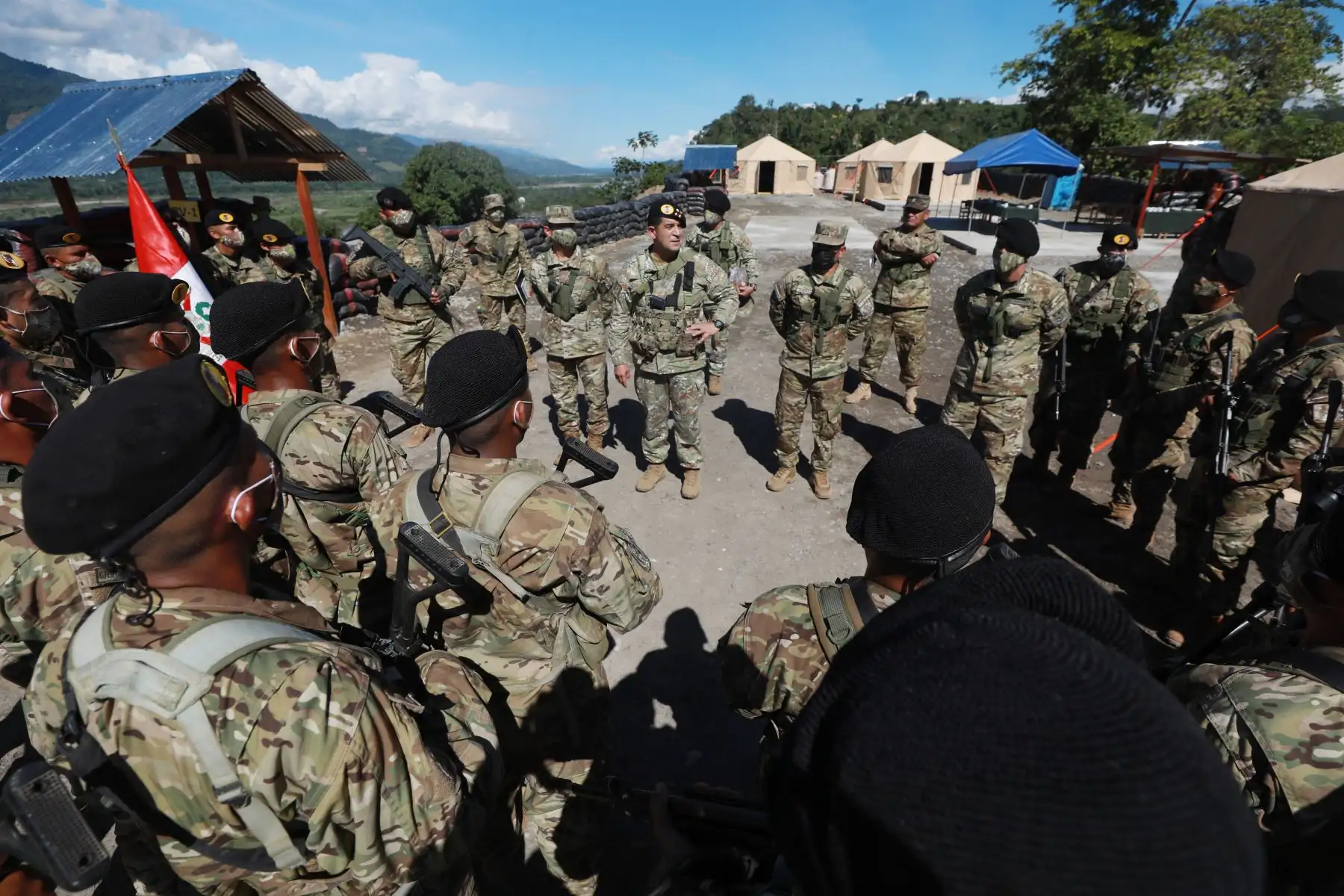 La ministra de Defensa, Nuria Esparch, inauguró  una base militar contraterrorista en el centro poblado de San Miguel del Ene, distrito de Vizcatán del Ene, en la provincia de Satipo, región Junín.
Foto: Mindef