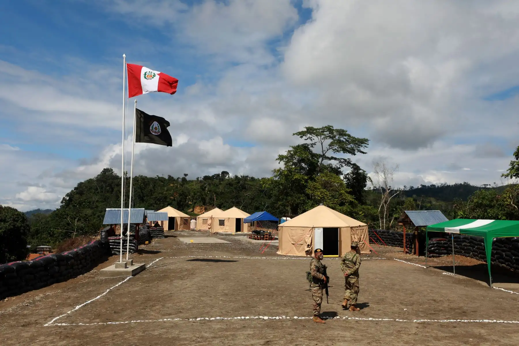 La ministra de Defensa, Nuria Esparch, inauguró  una base militar contraterrorista en el centro poblado de San Miguel del Ene, distrito de Vizcatán del Ene, en la provincia de Satipo, región Junín.
Foto: Mindef
