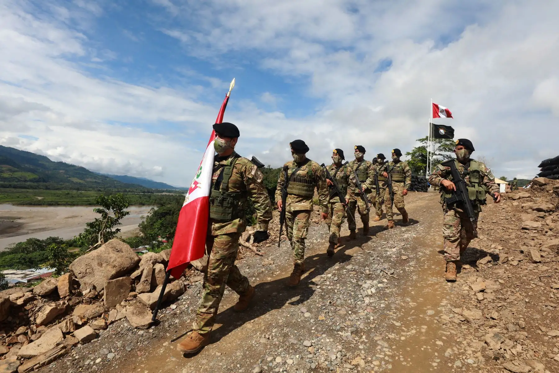 La ministra de Defensa, Nuria Esparch, inauguró  una base militar contraterrorista en el centro poblado de San Miguel del Ene, distrito de Vizcatán del Ene, en la provincia de Satipo, región Junín.
Foto: Mindef