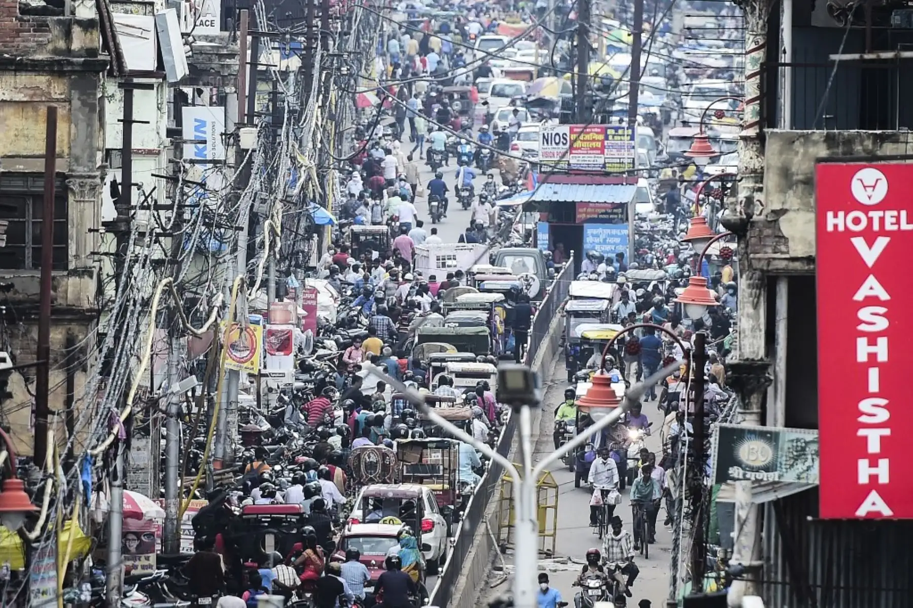 Los viajeros en sus vehículos se encuentran en un atasco después de que el gobierno alivió las restricciones impuestas como medida preventiva contra el coronavirus Covid-19, en Allahabad. Foto: AFP