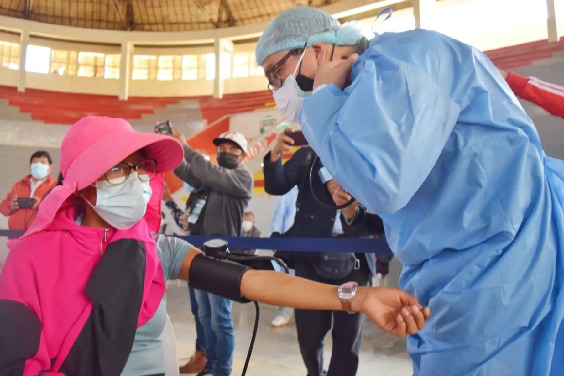 Personal de salud aplicó la primera dosis de la vacuna contra el COVID-19 a cuatro atletas huancaínos clasificados y que representarán a nuestro país en los Juegos Olímpicos y Paralímpicos de Tokio 2021. Foto: Difusión