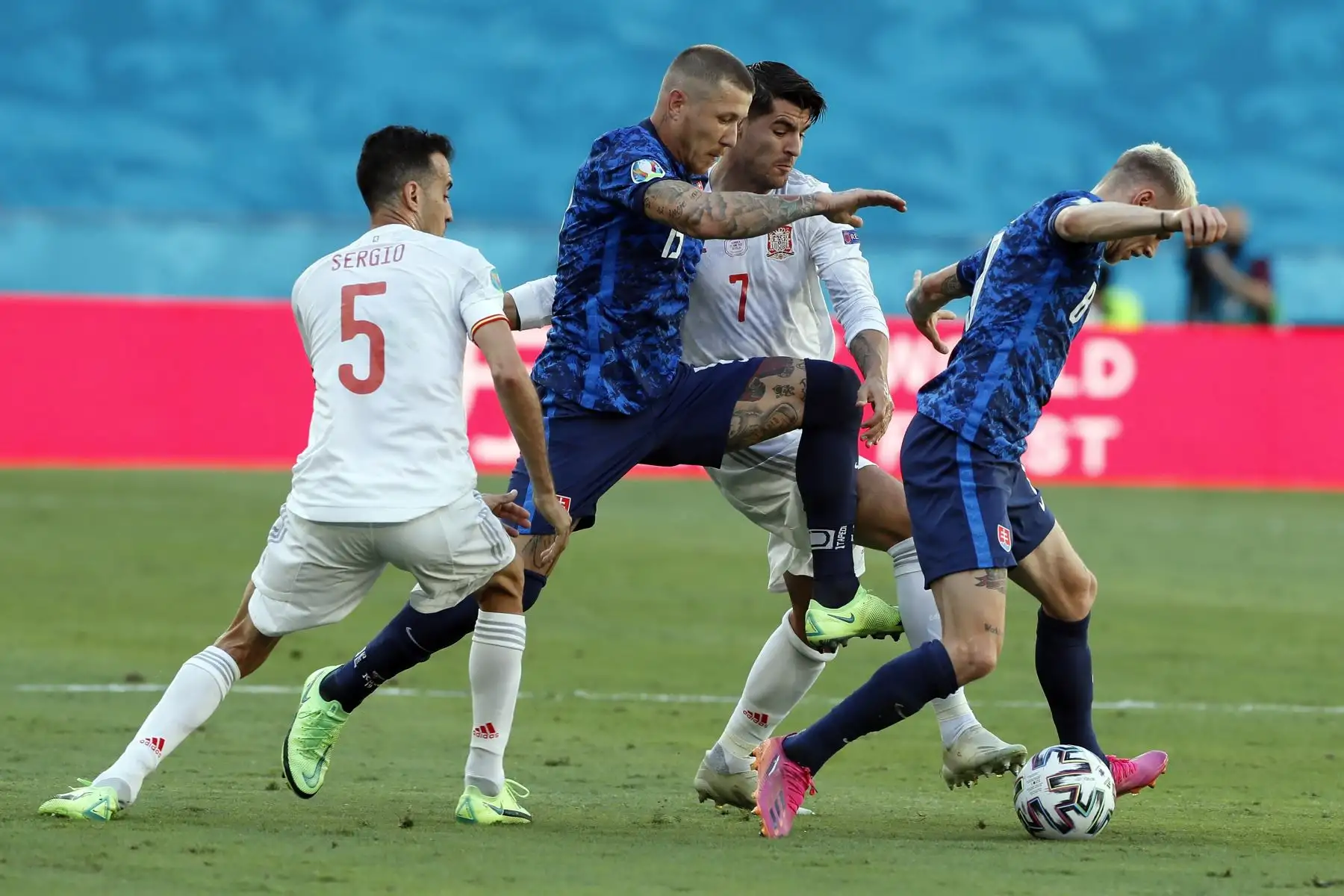 Juraj Kucka de Eslovaquia en acción contra Alvaro Morata de España durante el partido por el grupo E de la UEFA EURO 2020, en Sevilla. Foto. EFE