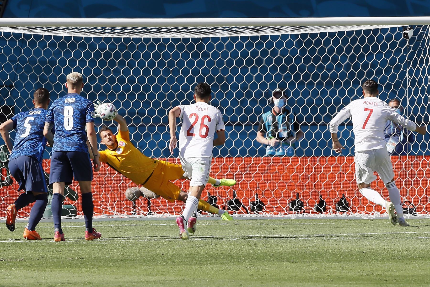 El portero Martin Dubravka de Eslovaquia ataja el penalti de Alvaro Morata de España durante el partido por el grupo E de la UEFA EURO, en Sevilla. Foto: EFE