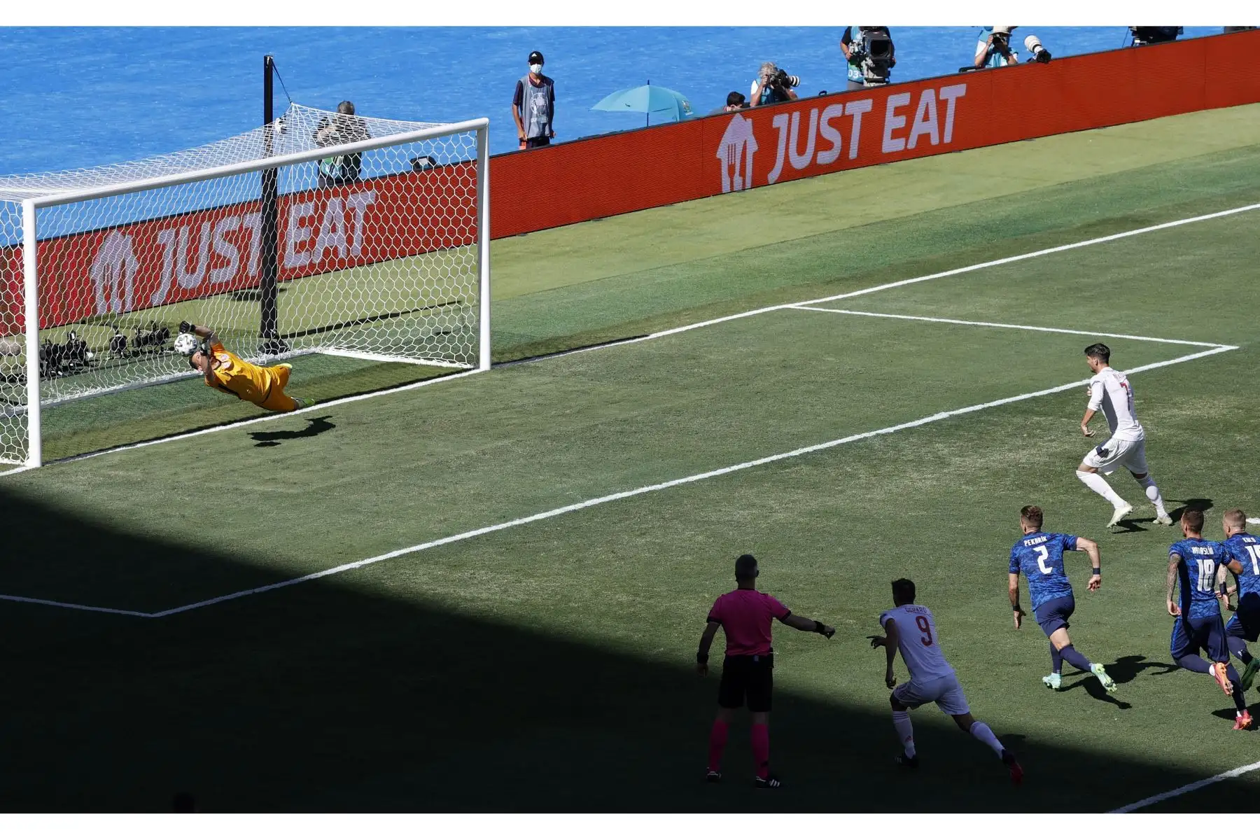 El portero Martin Dubravka de Eslovaquia ataja el penalti de Alvaro Morata de España durante el partido por el grupo E de la UEFA EURO, en Sevilla. Foto: EFE