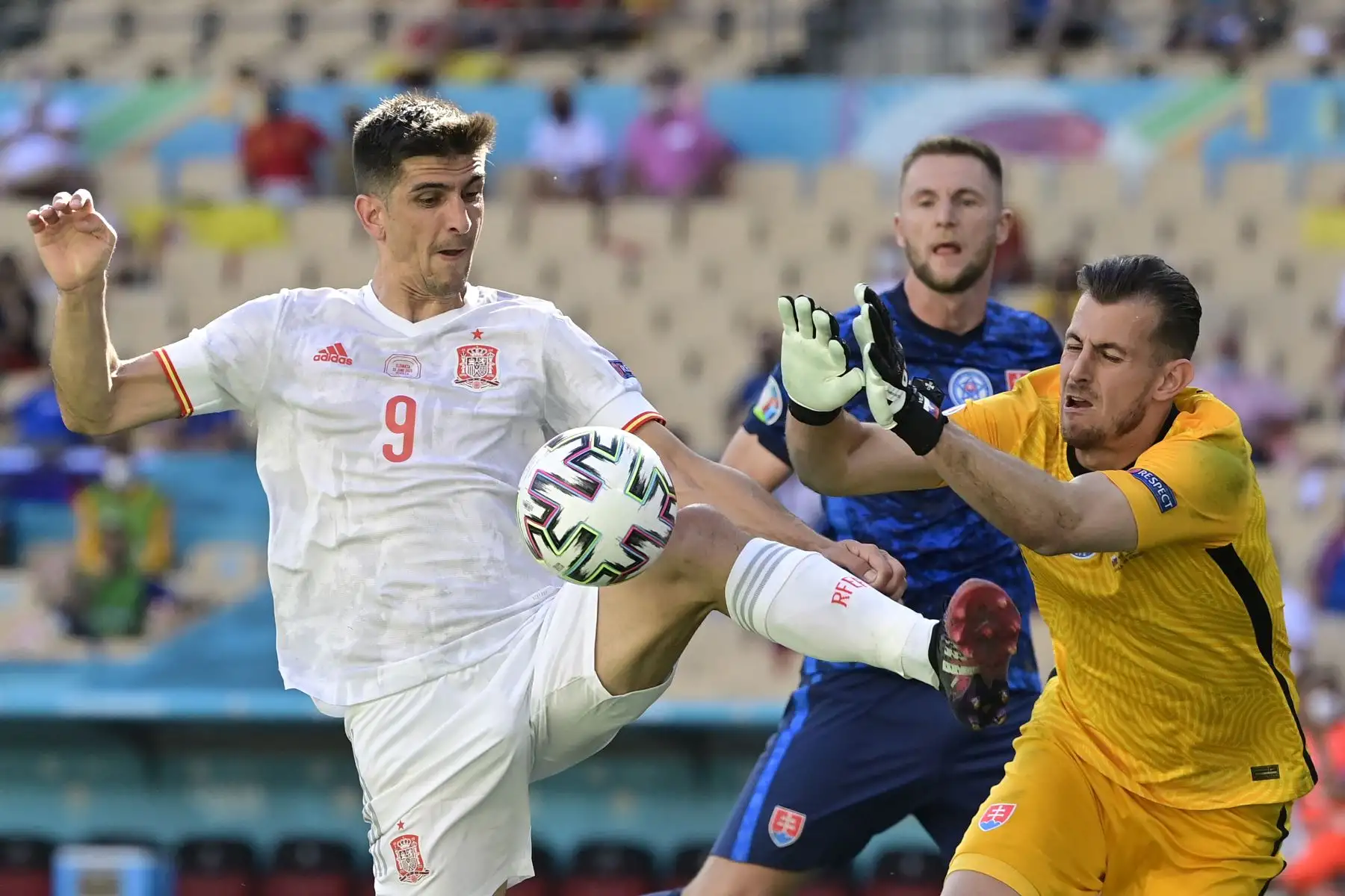 El delantero español Gerard es desafiado por el portero de Eslovaquia Martin Dubravka durante el partido por el Grupo E de la UEFA EURO, en Sevilla. Foto: AFP