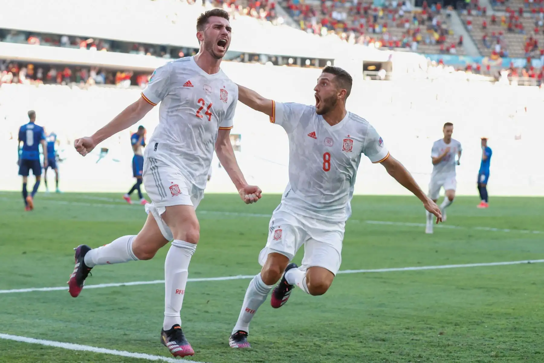 El defensa español Aymeric Laporte celebra tras anotar el segundo gol de su equipo con el centrocampista español Koke durante el partido por el Grupo E de la UEFA EURO, en Sevilla. Foto: AFP