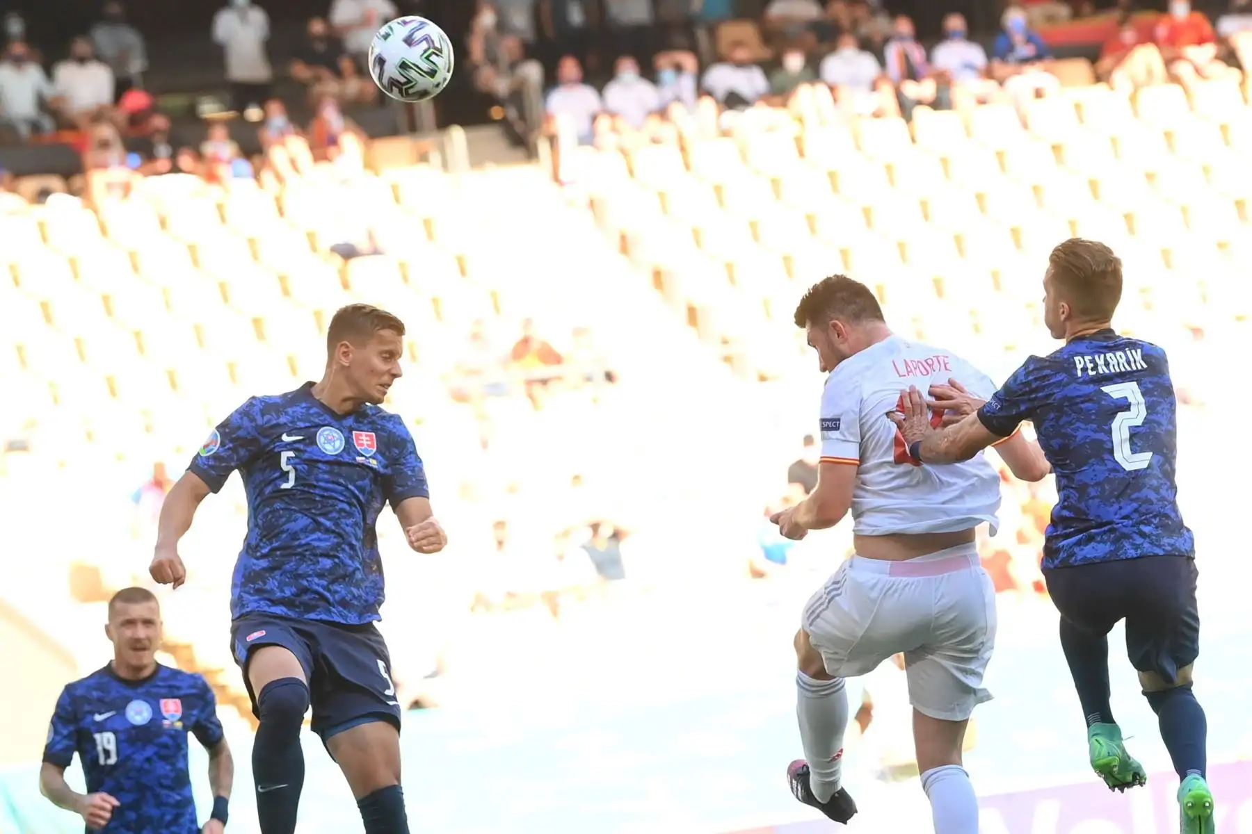 El español Aymeric Laporte marca el segundo gol del equipo durante el partido por la ronda preliminar del grupo E de la UEFA EURO 2020, en Sevilla, España. Foto: EFE