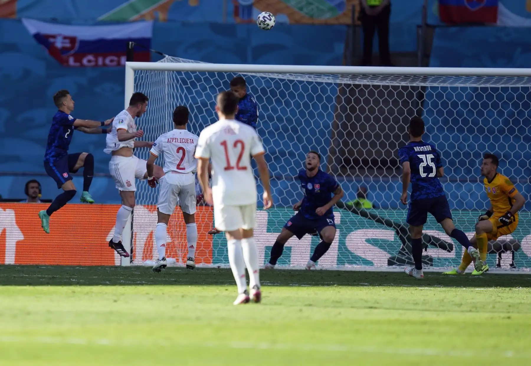 El español Aymeric Laporte marca el segundo gol de su equipo durante el partido de fútbol de la ronda preliminar del grupo E de la UEFA EURO 2020, en Sevilla. Foto: EFE