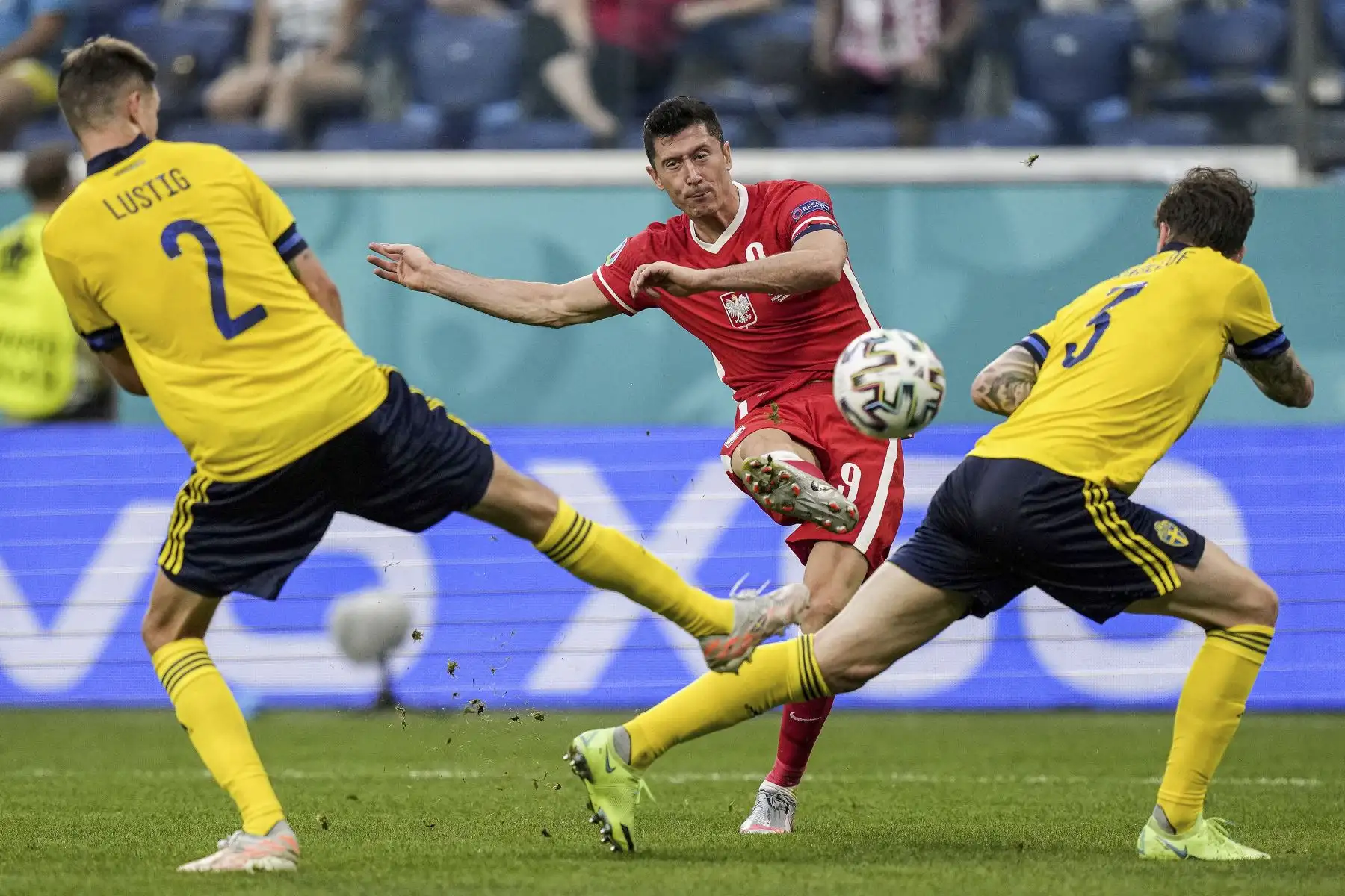 El delantero polaco Robert Lewandowski dispara y anota el primer gol de su equipo durante el partido por el Grupo E de la UEFA EURO 2020. Foto: AFP