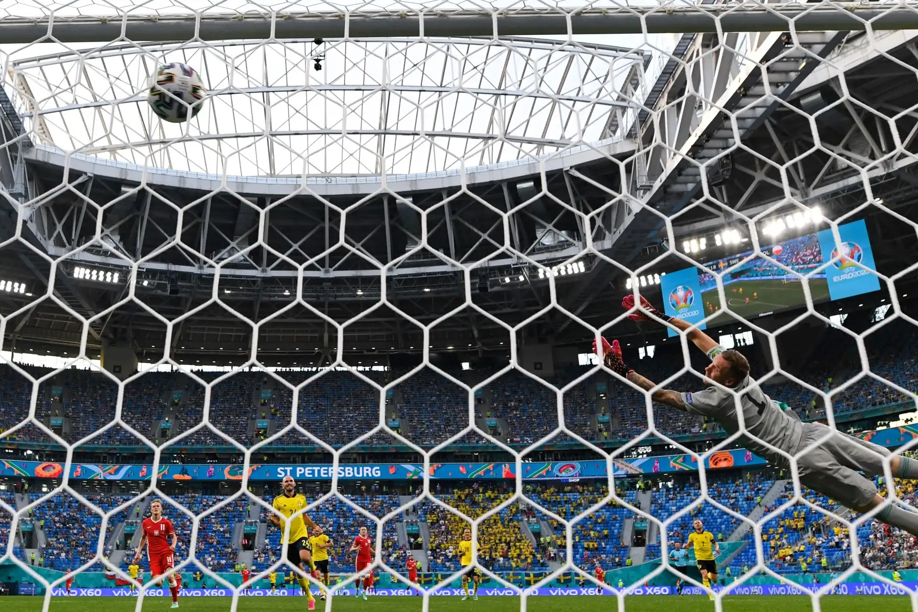 El portero sueco Robin Olsen no puede detener el disparo del delantero de Polonia Robert Lewandowski durante el partido por el Grupo E de la UEFA EURO 2020. Foto: AFP