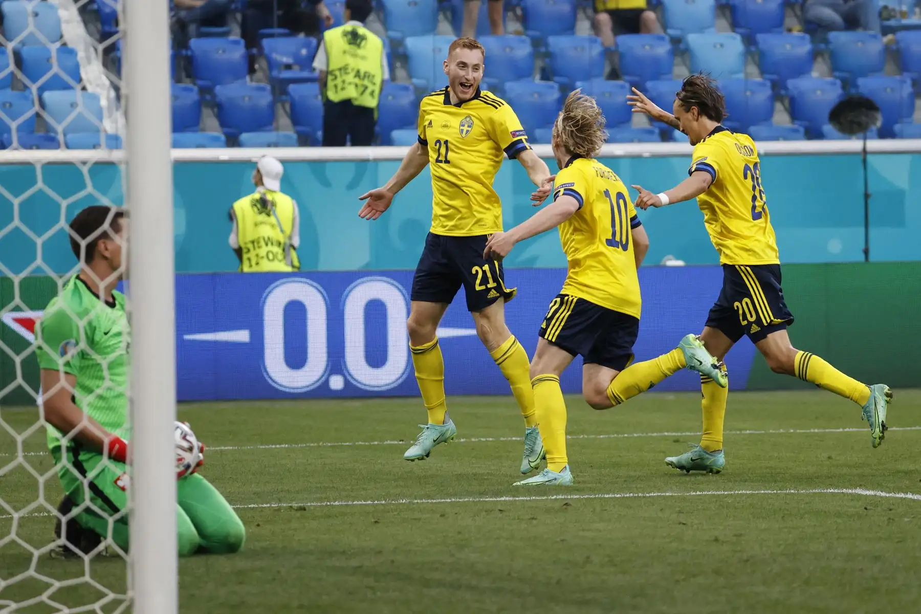 El centrocampista sueco Emil Forsberg celebra con sus compañeros de equipo después de marcar el segundo gol de su equipo durante el partido por el Grupo E de la UEFA EURO 2020. Foto: AFP