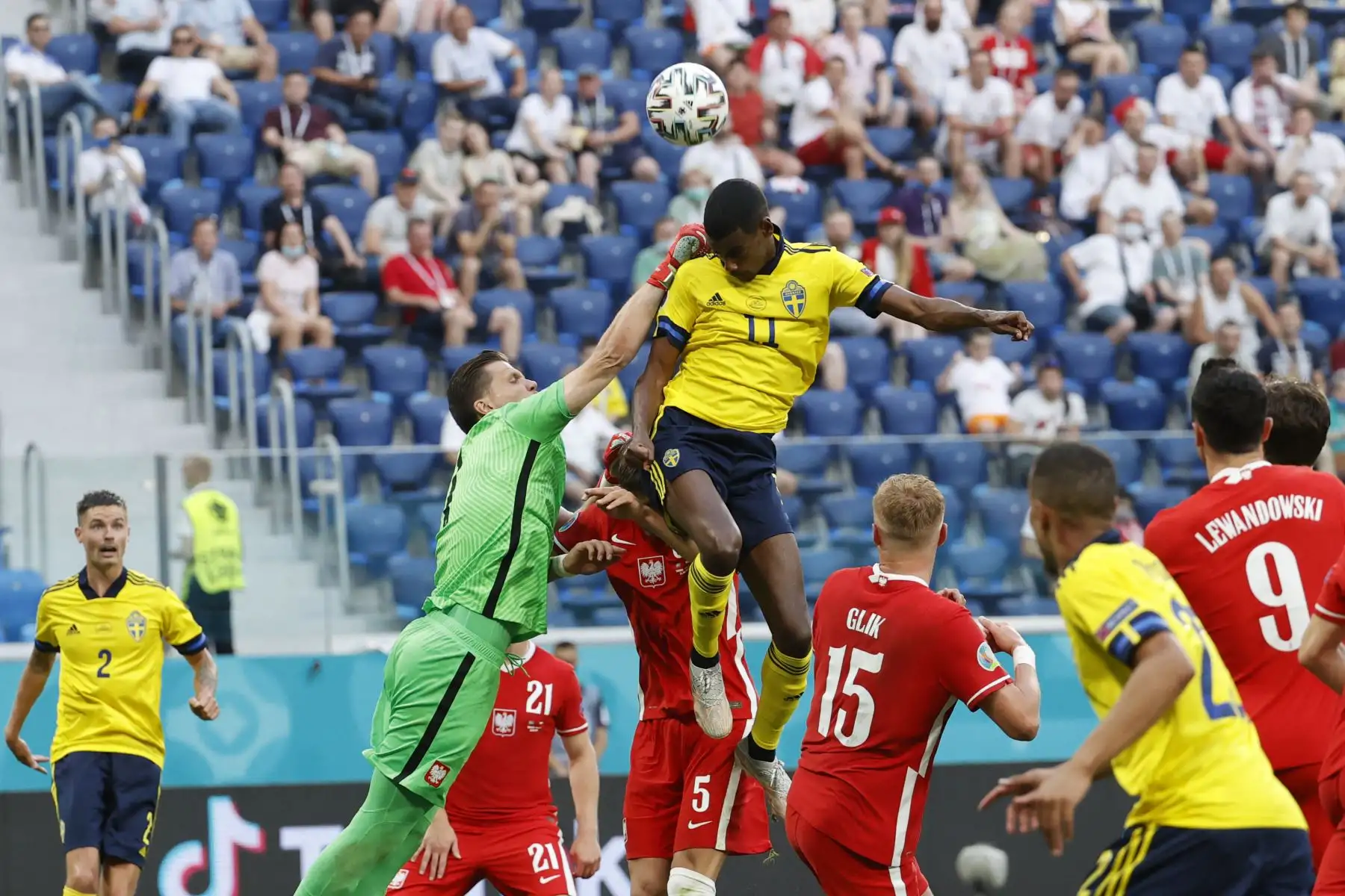 El delantero de Suecia Alexander Isak y el portero de Polonia Wojciech Szczesny saltan por el balón durante el partido por el Grupo E de la UEFA EURO 2020. Foto: AFP
