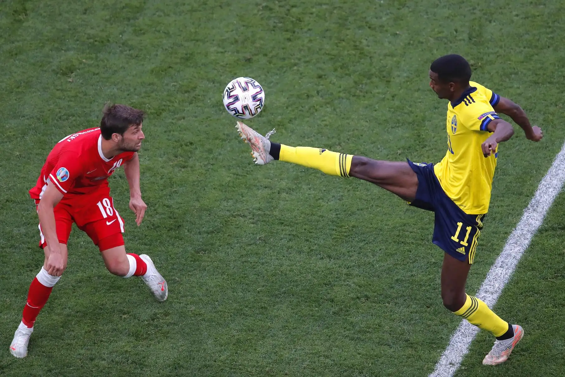 Alexander Isak de Suecia en acción contra Bartosz Bereszynski de Polonia durante el partido por la ronda preliminar del grupo E de la UEFA EURO 2020. Foto: EFE