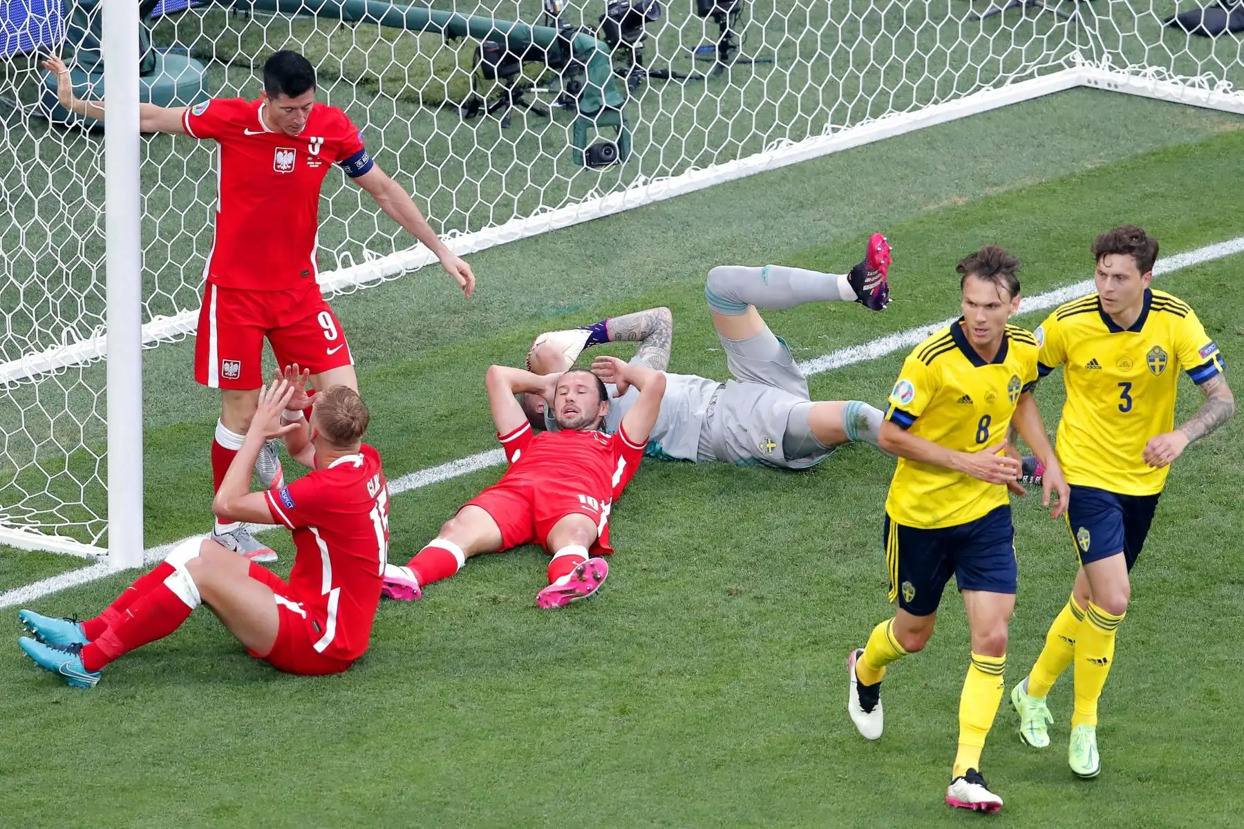 El polaco Robert Lewandowski reacciona tras golpear el travesaño durante el partido por la ronda preliminar del grupo E de la UEFA EURO 2020. Foto: EFE