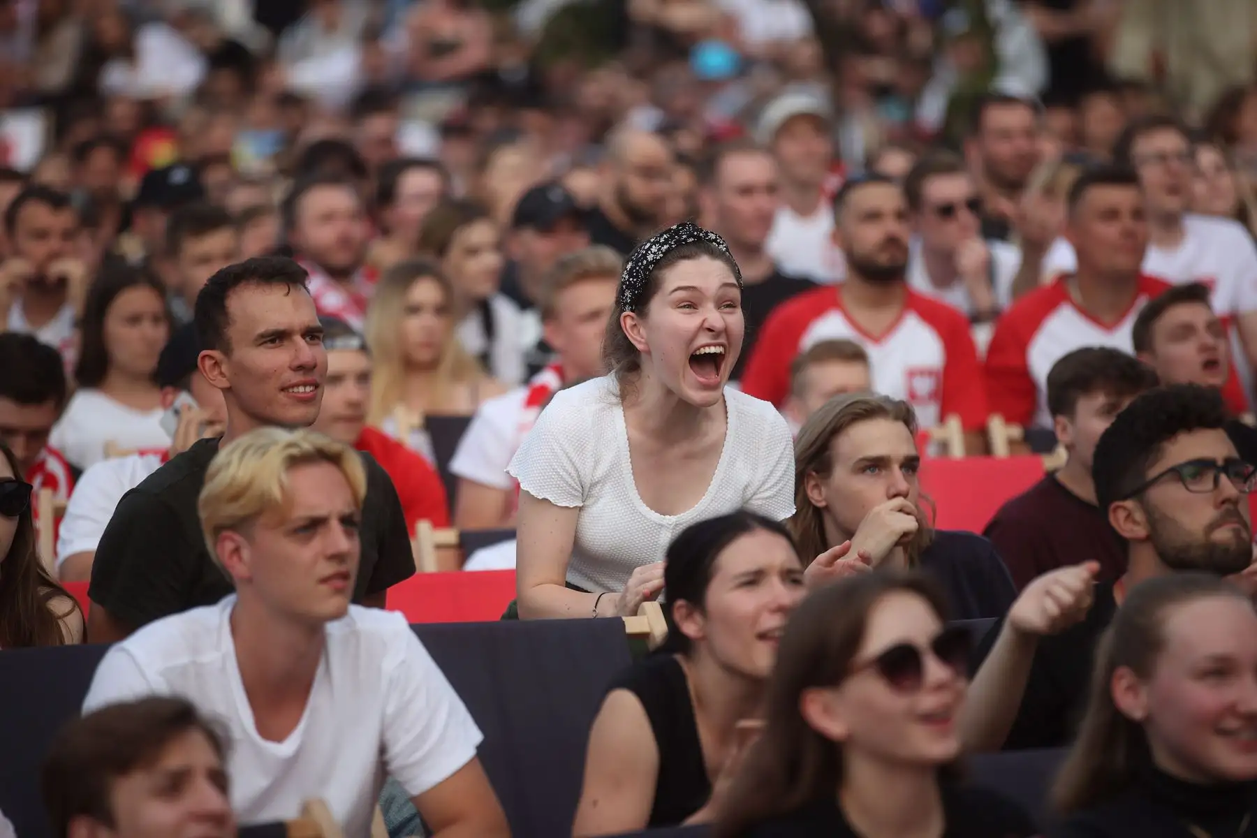 La afición polaca reacciona durante el partido de la ronda preliminar del grupo E de la UEFA EURO 2020, en la Fan Zone de Cracovia, sur de Polonia. Foto: EFE