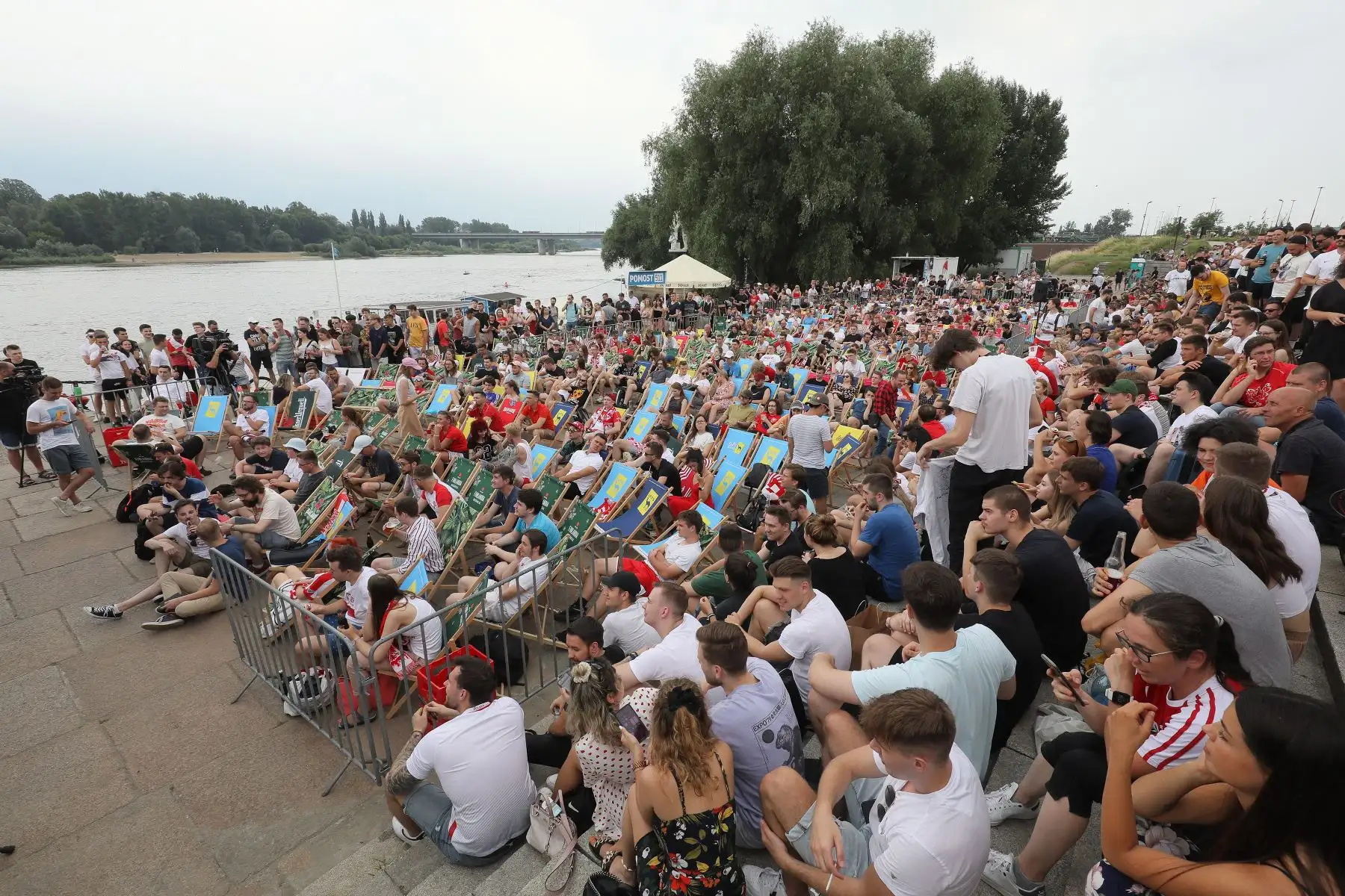 La afición polaca reacciona durante el partido de la ronda preliminar del grupo E de la UEFA EURO 2020, en la Fan Zone de Cracovia, sur de Polonia. Foto: EFE