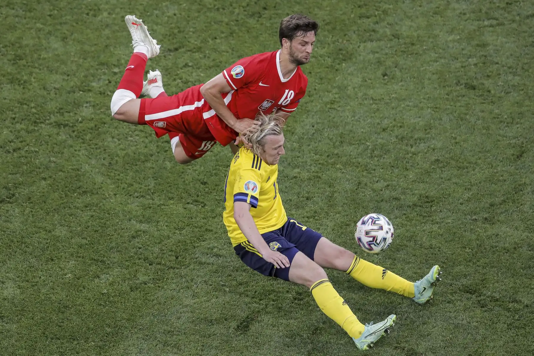 El defensor polaco Bartosz Bereszynski lucha por el balón con el mediocampista sueco Emil Forsberg durante el partido por el Grupo E de la UEFA EURO 2020. Foto: AFP