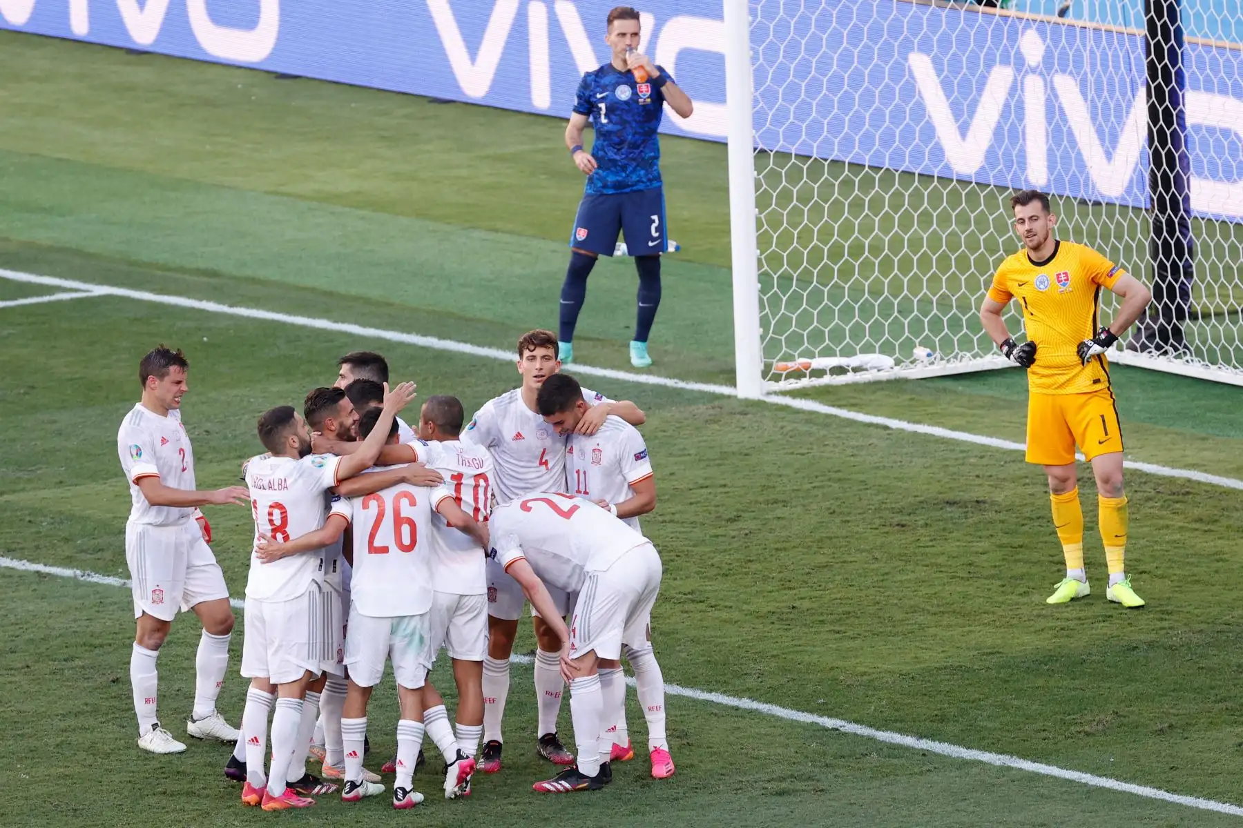 Los jugadores de España celebran el quinto gol de su equipo durante el partido por el Grupo E de la UEFA EURO 2020. Foto: AFP