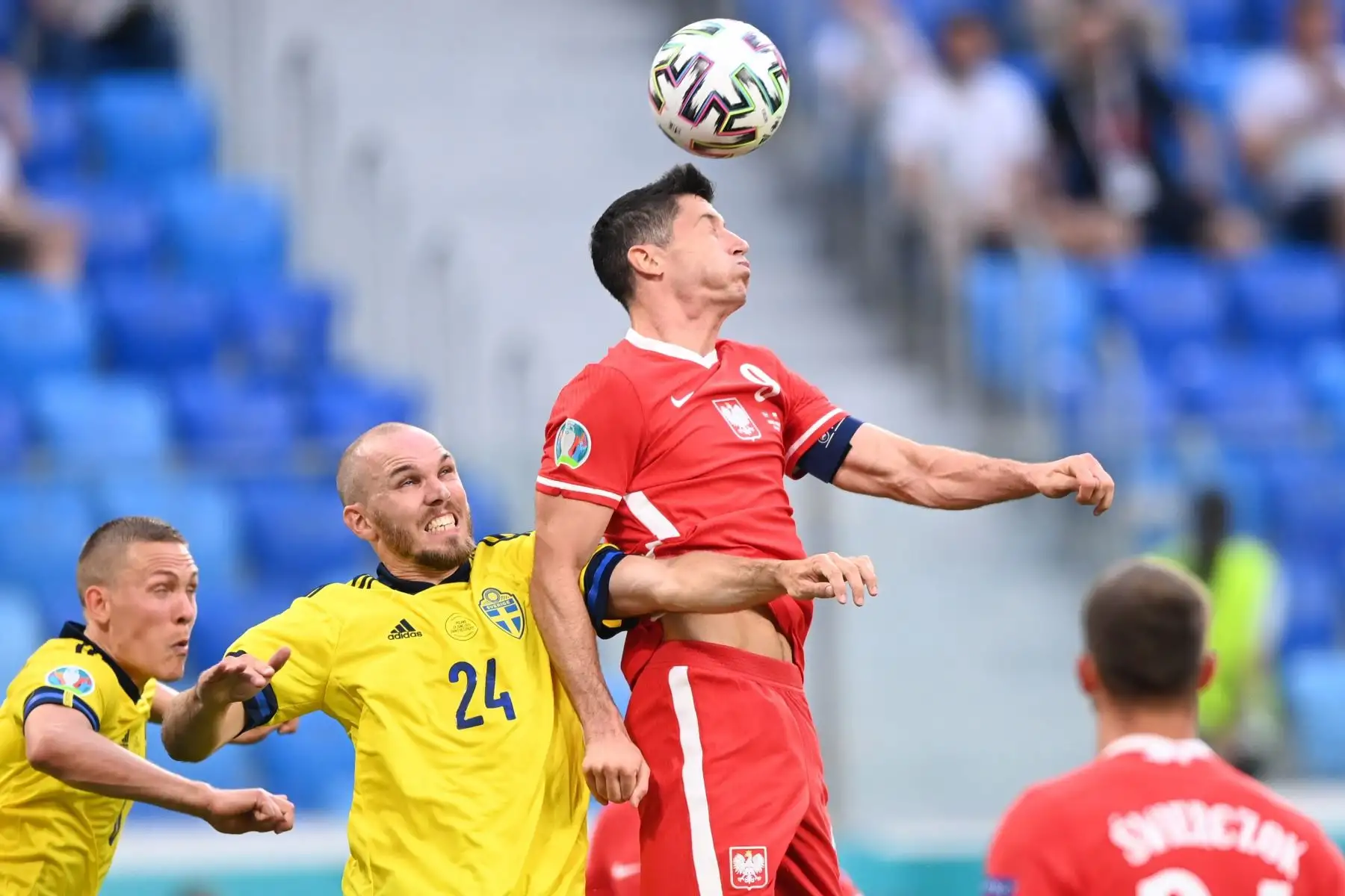 El polaco Robert Lewandowski va a por un cabezazo durante el partido de fútbol de la ronda preliminar del grupo E de la UEFA EURO 2020. Foto: EFE