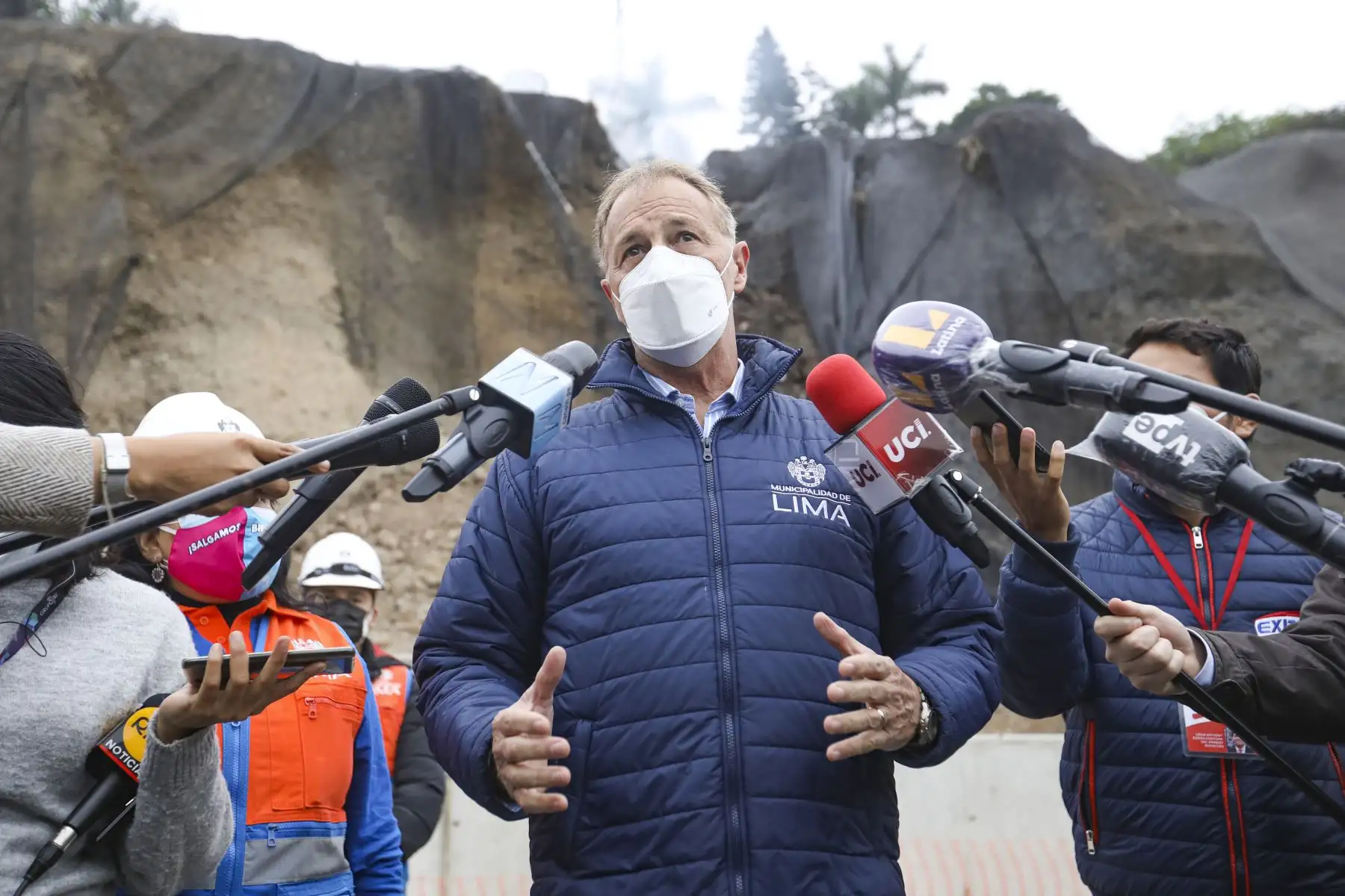 E alcalde de Lima, Jorge Muñoz, supervisa labores de limpieza en Costa Verde tras sismo de 6 grados que generó desprendimientos de piedras en la vía. Foto: MML