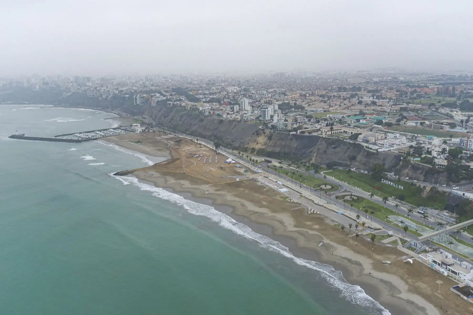 E alcalde de Lima, Jorge Muñoz, supervisa labores de limpieza en Costa Verde tras sismo de 6 grados que generó desprendimientos de piedras en la vía. Foto: MML