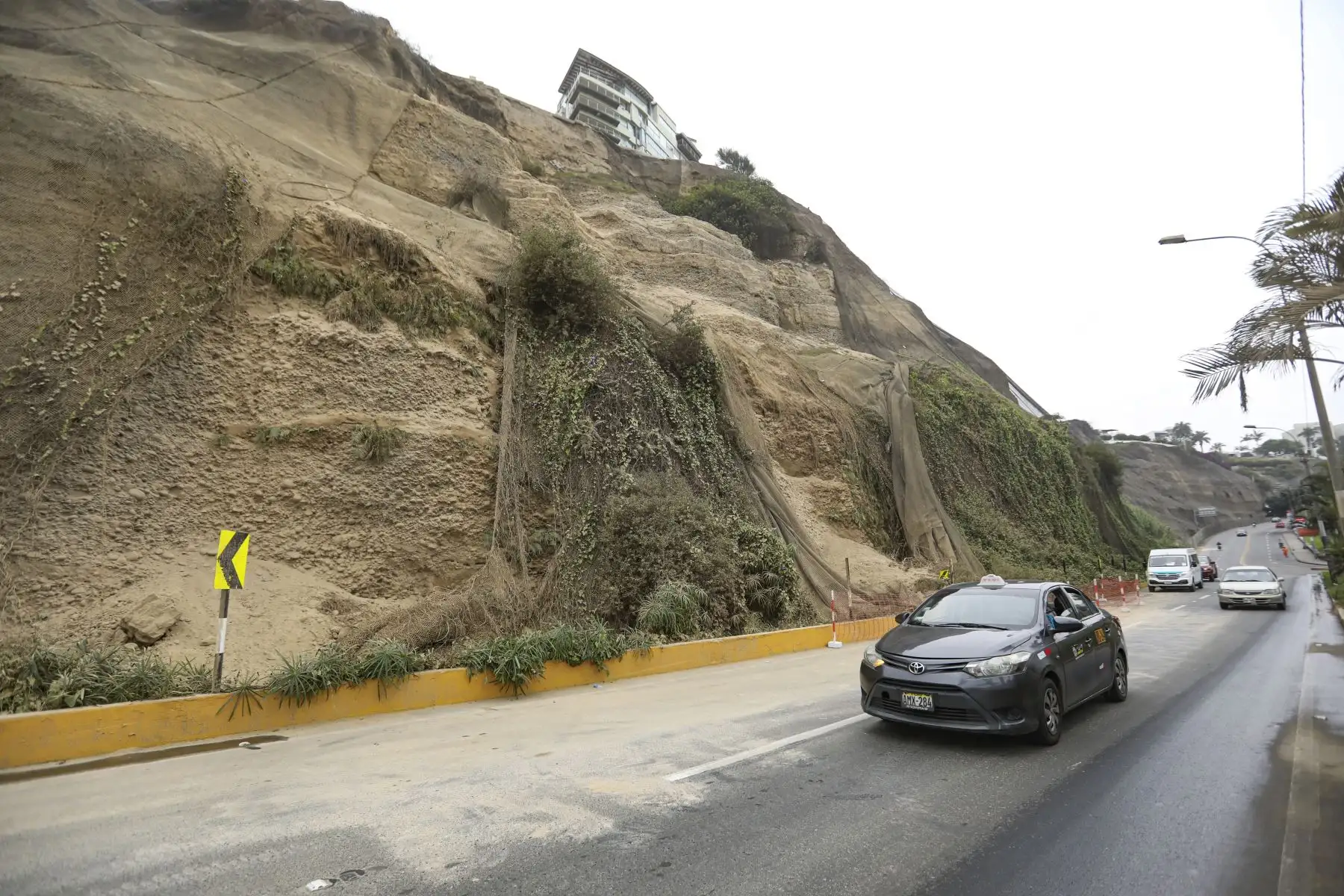 E alcalde de Lima, Jorge Muñoz, supervisa labores de limpieza en Costa Verde tras sismo de 6 grados que generó desprendimientos de piedras en la vía. Foto: MML