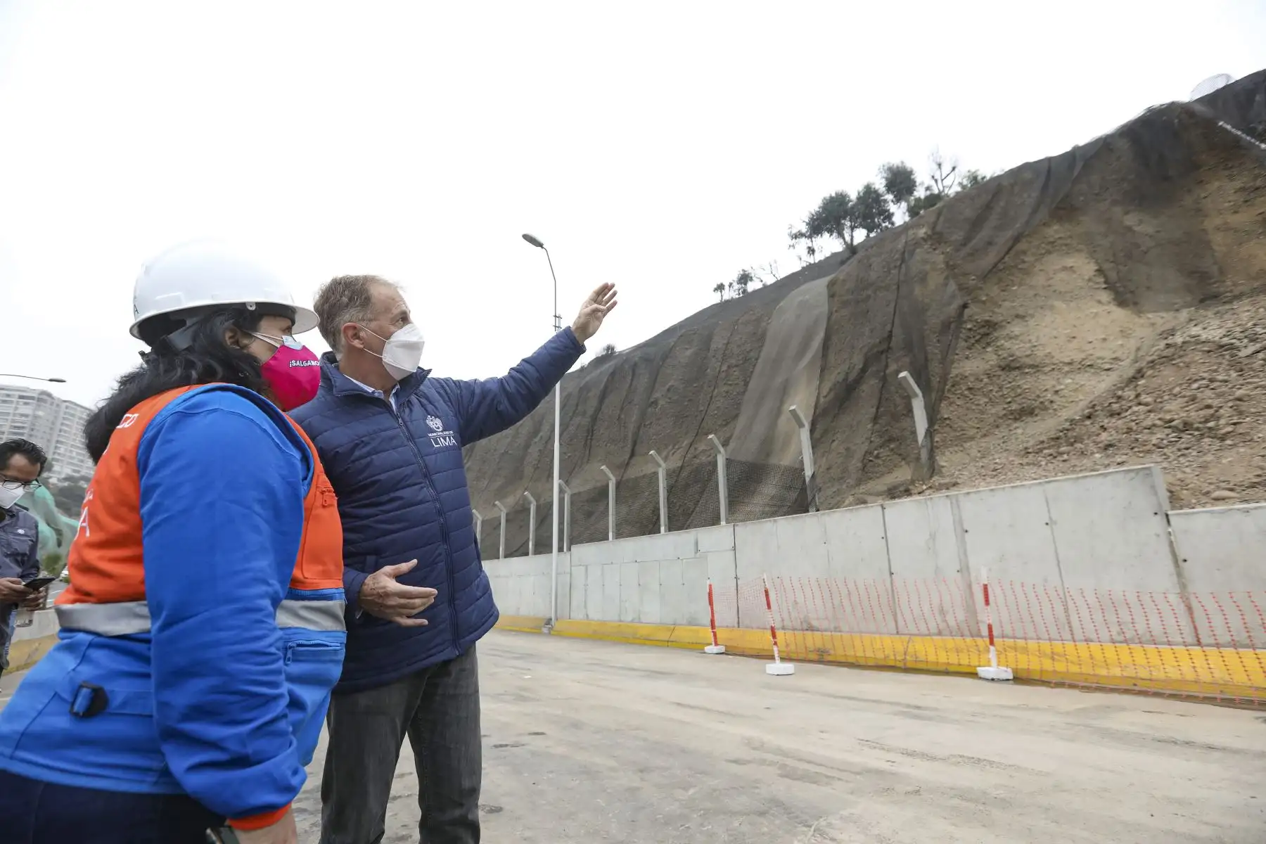 E alcalde de Lima, Jorge Muñoz, supervisa labores de limpieza en Costa Verde tras sismo de 6 grados que generó desprendimientos de piedras en la vía. Foto: MML