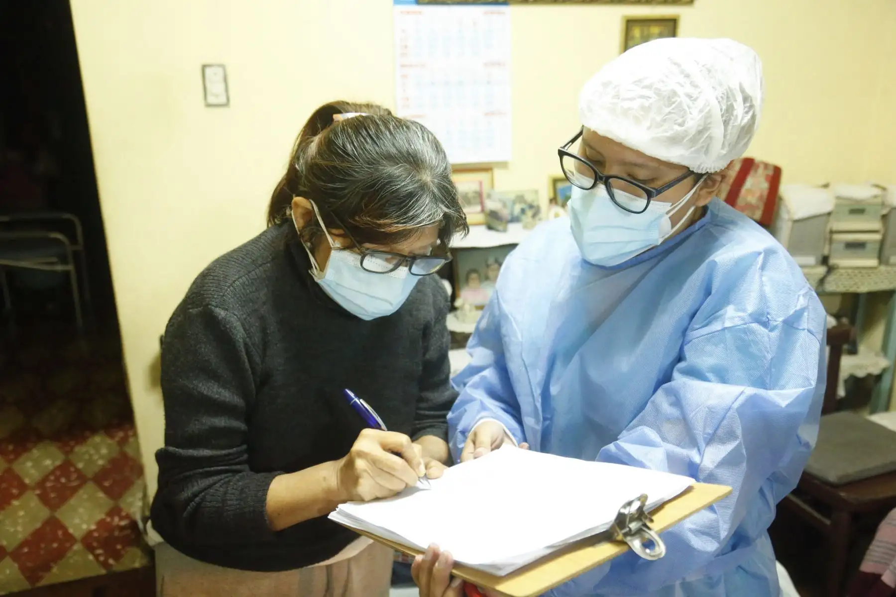 Como parte de la campaña de inmunización contra la COVID-19, el Ministerio de Salud (Minsa) refuerza su estrategia de vacunación nocturna domiciliaria con la finalidad de proteger a las personas más vulnerables y que no pueden desplazarse hacia un vacunatorio. Foto: ANDINA/Minsa