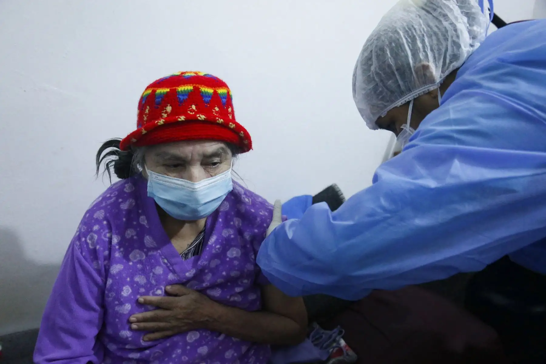 La brigada de la Diris Lima Centro visitó a Olga García (70) para aplicarle su segunda dosis, mientras que Fortunata Campos (93) recibió la primera dosis. Foto: ANDINA/Minsa