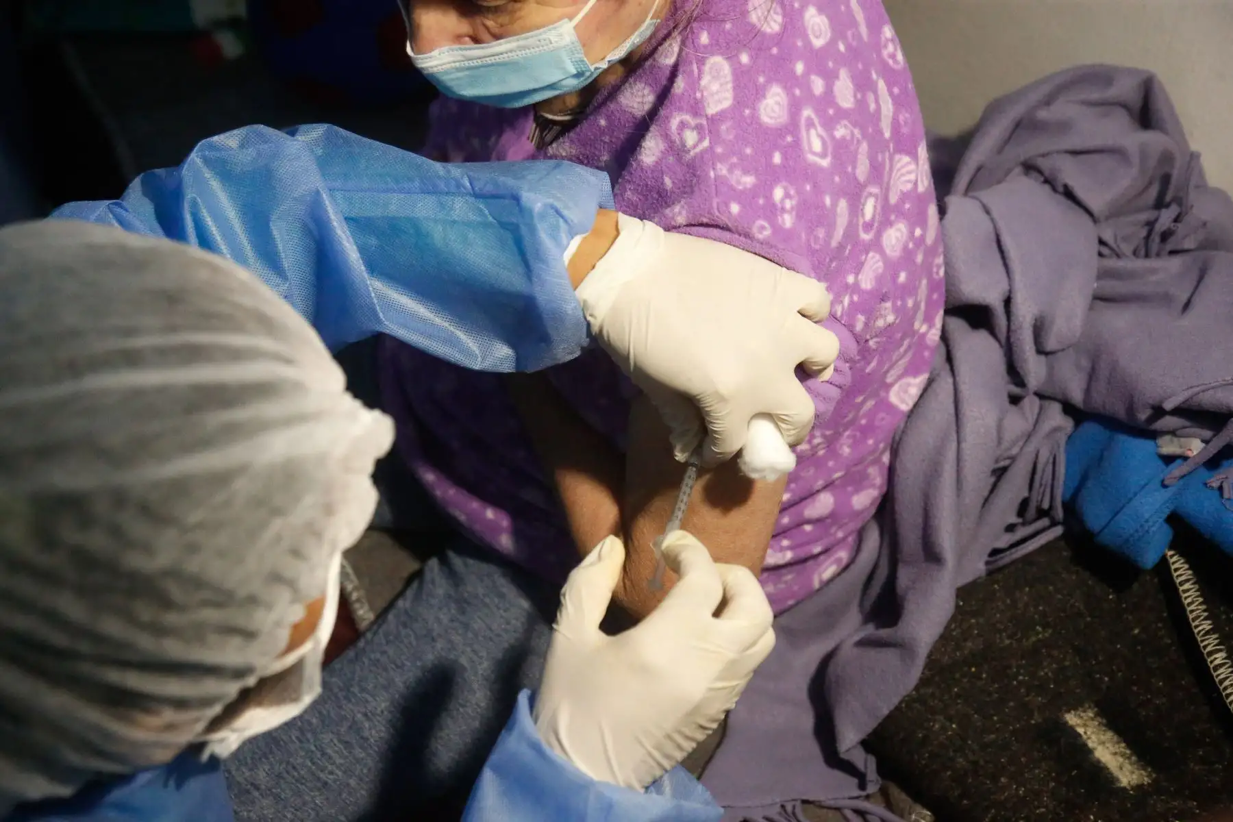 La brigada de la Diris Lima Centro visitó a Olga García (70) para aplicarle su segunda dosis, mientras que Fortunata Campos (93) recibió la primera dosis. Foto: ANDINA/Minsa
