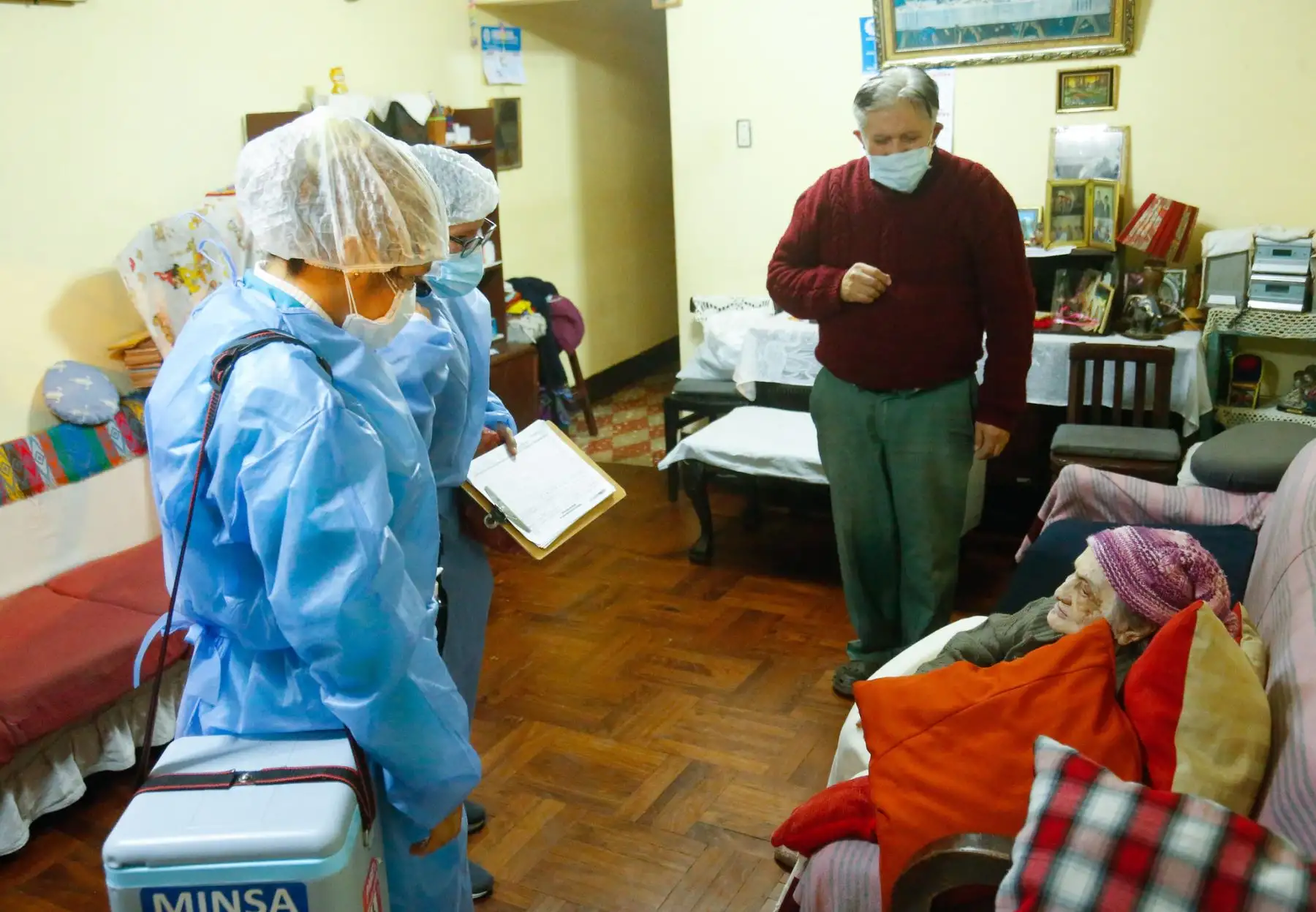 Como parte de la campaña de inmunización contra la COVID-19, el Ministerio de Salud, refuerza su estrategia de vacunación nocturna domiciliaria con la finalidad de proteger a las personas más vulnerables y que no pueden desplazarse hacia un vacunatorio. Foto: ANDINA/Minsa