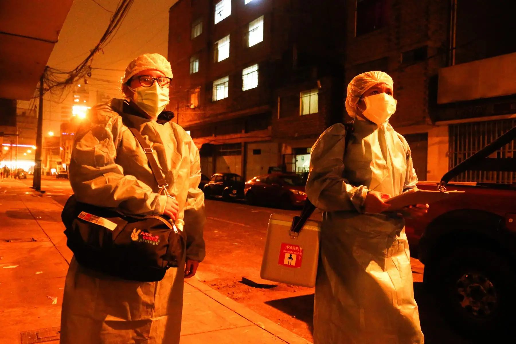 Como parte de la campaña de inmunización contra la COVID-19, el Ministerio de Salud, refuerza su estrategia de vacunación nocturna domiciliaria con la finalidad de proteger a las personas más vulnerables y que no pueden desplazarse hacia un vacunatorio. Foto: ANDINA/Minsa