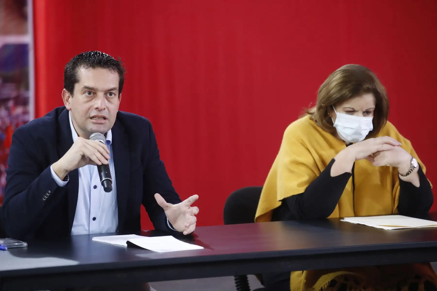 Miki Torres de Fuerza Popular junto a Lourdes Flores Nano en conferencia de prensa tras audiencia del JNE. Foto: ANDINA/Juan Carlos Guzmán