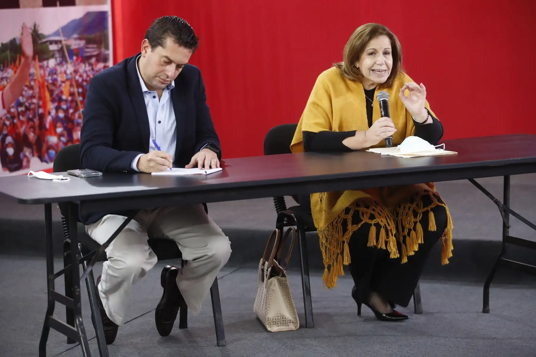 Miki Torres de Fuerza Popular junto a Lourdes Flores Nano en conferencia de prensa tras audiencia del JNE. Foto: ANDINA/Juan Carlos Guzmán