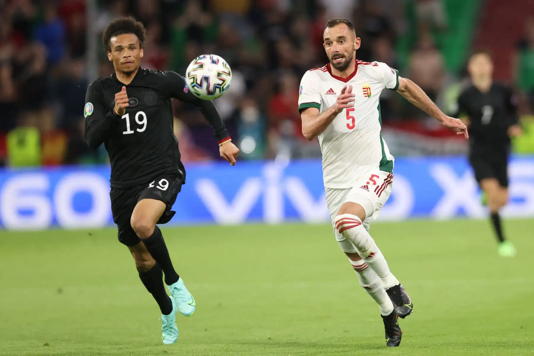 El centrocampista alemán Leroy Sane y el defensor de Hungría, Attila Fiola, compiten por el balón durante el partido por el Grupo F de la UEFA EURO 2020. Foto: AFP
