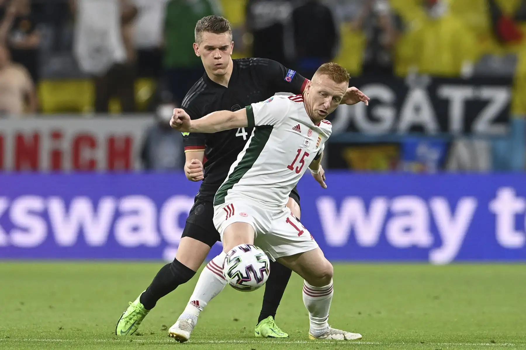 El centrocampista húngaro Laszlo Kleinheisler y el defensor alemán Matthias Ginter compiten por el balón durante el partido por el del Grupo F de la UEFA EURO 2020. Foto: AFP
