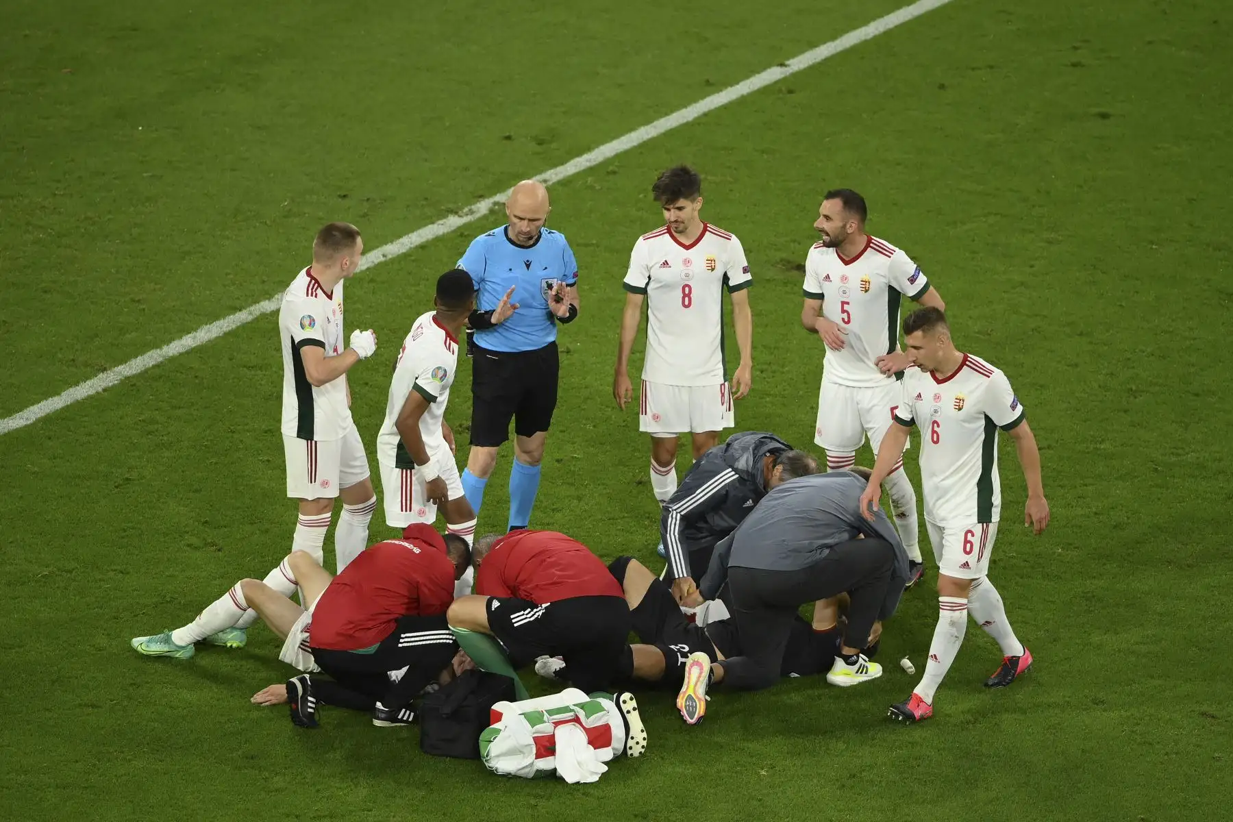 El mediocampista húngaro Andras Schafer y el mediocampista alemán Ilkay Gundogan reciben atención médica tras una colisión durante el partido por el Grupo F de la UEFA EURO 2020. Foto: AFP