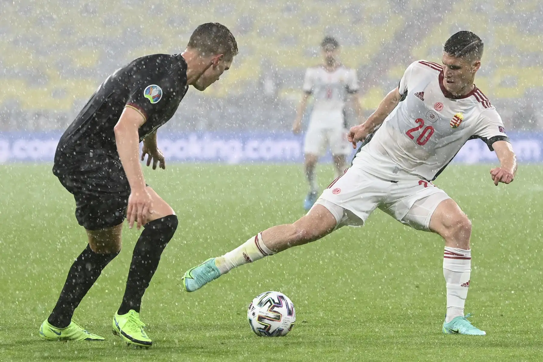 El defensor alemán Matthias Ginter y el delantero húngaro Roland Sallai compiten por el balón durante el partido por del Grupo F de la UEFA EURO 2020. Foto: AFP