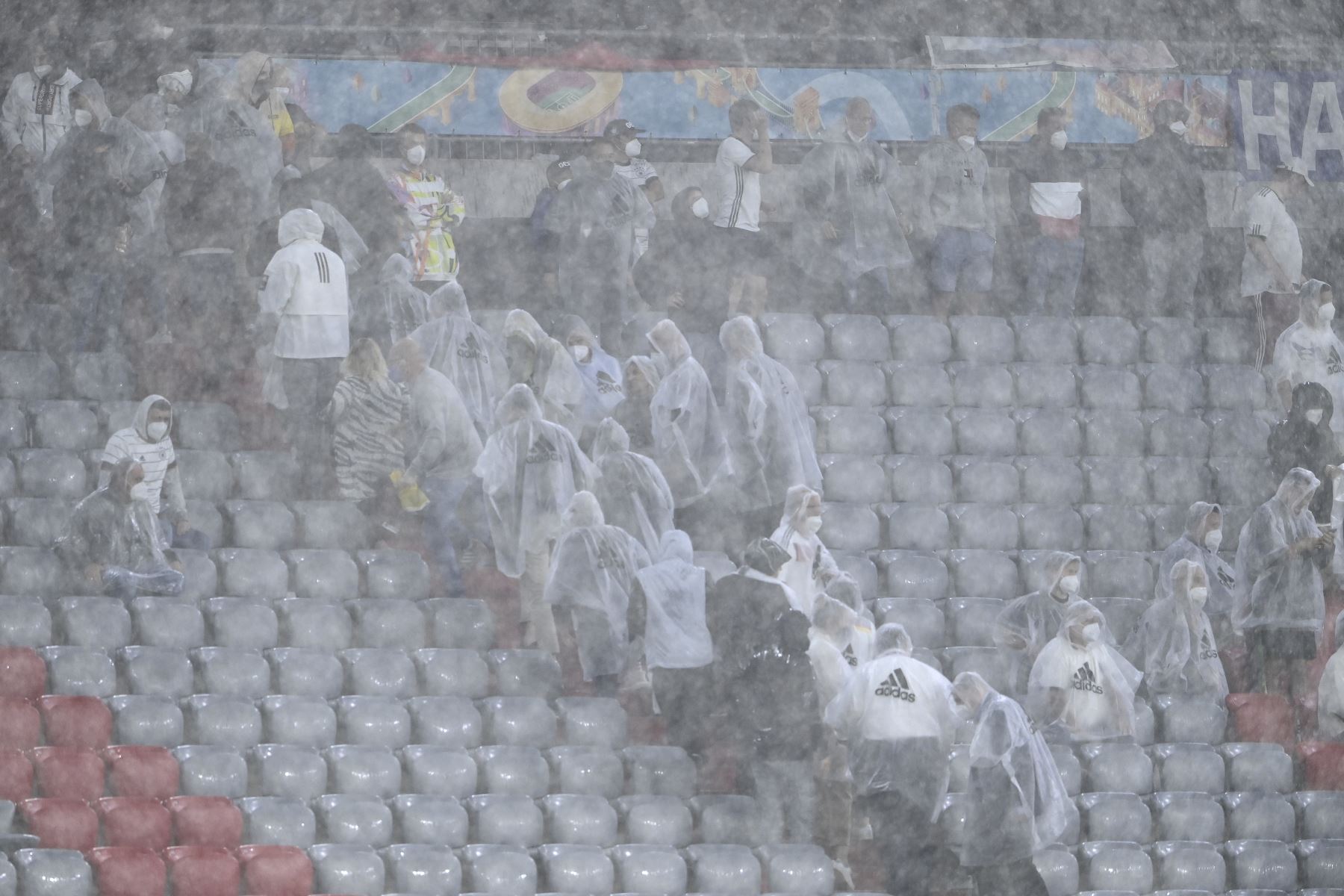 Los aficionados suben a las gradas mientras caen fuertes lluvias durante el partido entre Alemania y Hungría por el Grupo F de la UEFA EURO 2020. Foto: AFP
